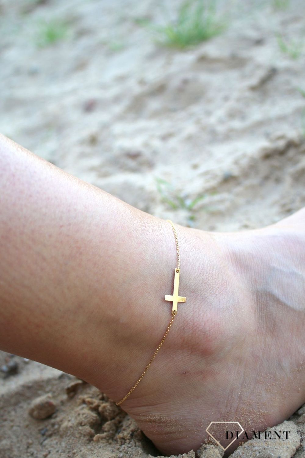 Srebrna bransoletka na nogę z krzyżykiem pozłacanavf.jpg