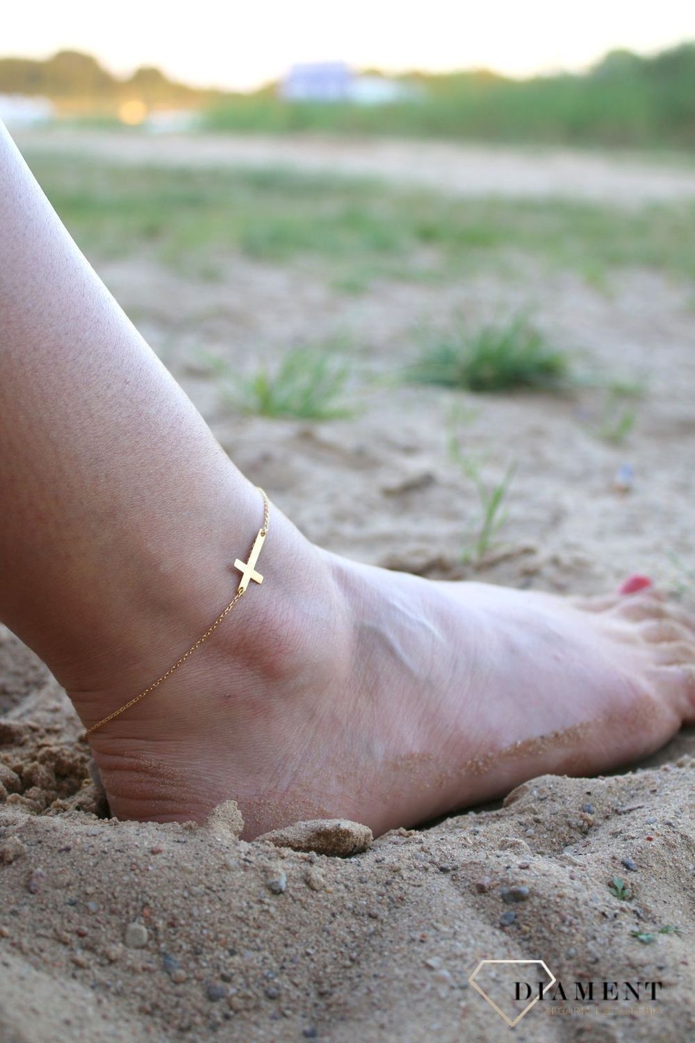 Srebrna bransoletka na nogę z krzyżykiem pozłacanavf.jpg