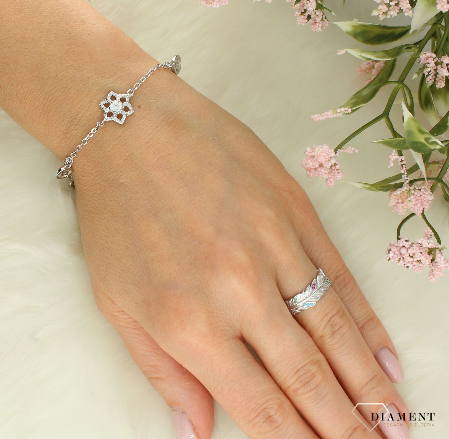Srebrna bransoletka damska 925 celebrytka z kwiatkiem i cyrkoniami DIA-BRA-11648-925. Srebrna bransoletka damska. Bransoletka srebrna z cyrkoniami. Bransoletka srebrna damska celebrytka. Srebrna bransoletka na prezent dla kobiety (1).jpg