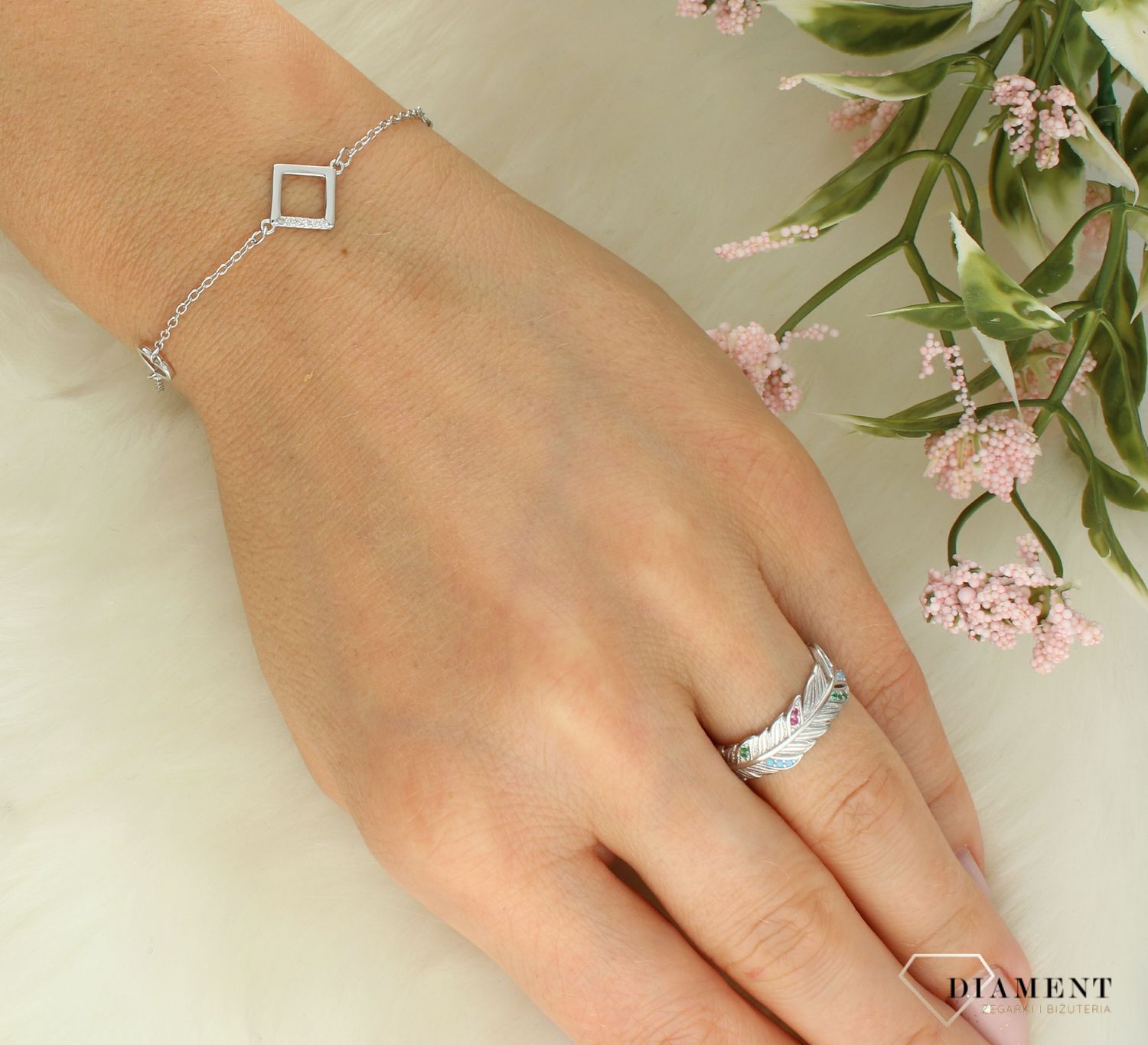 Srebrna bransoletka damska 925 celebrytka z kwadratem i sercami DIA-BRA-11649-925. Srebrna bransoletka damska. Bransoletka srebrna z cyrkoniami. Bransoletka srebrna damska celebrytka. Srebrna bransoletka na prezent dla kobiety (2).jpg