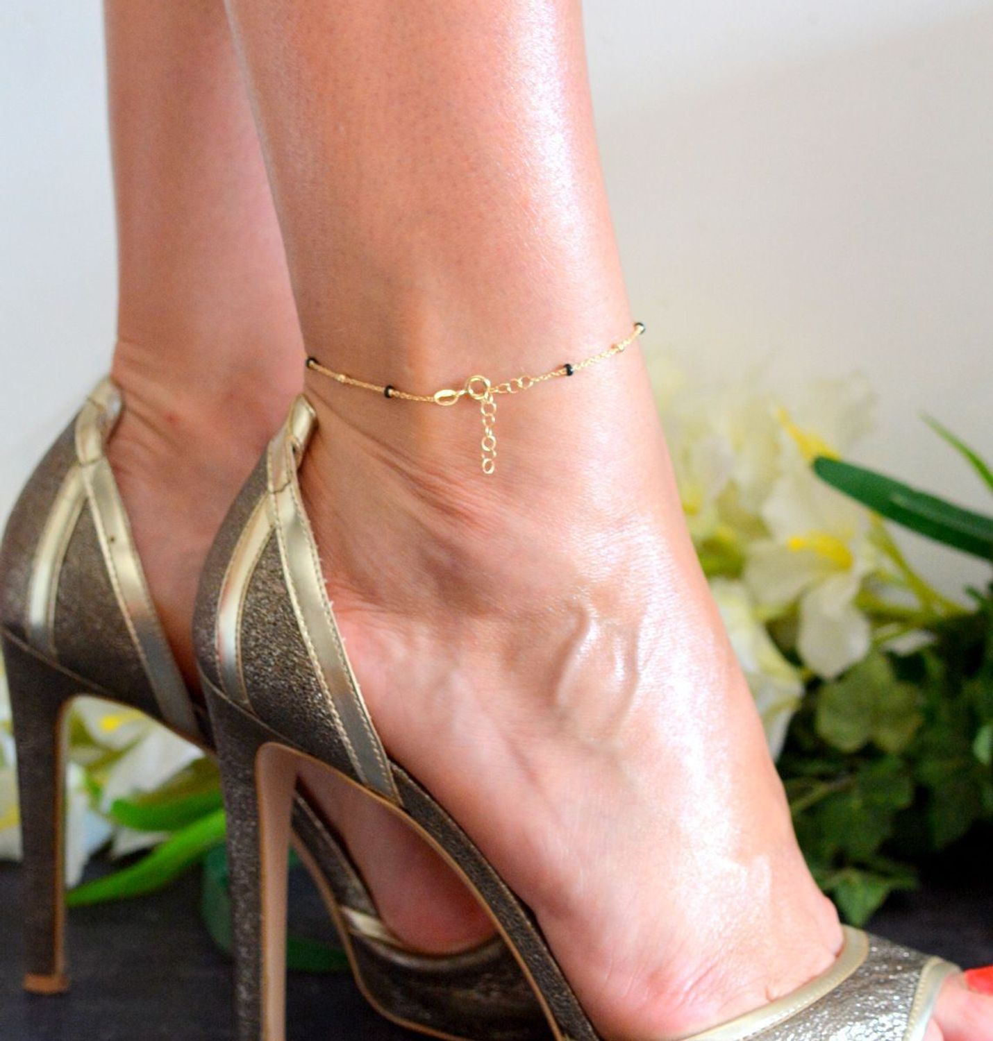 Srebrna bransoletka damska 925 na nogę pozłacana z czarnymi kuleczkami DIA-BRA-11733-925.jpg