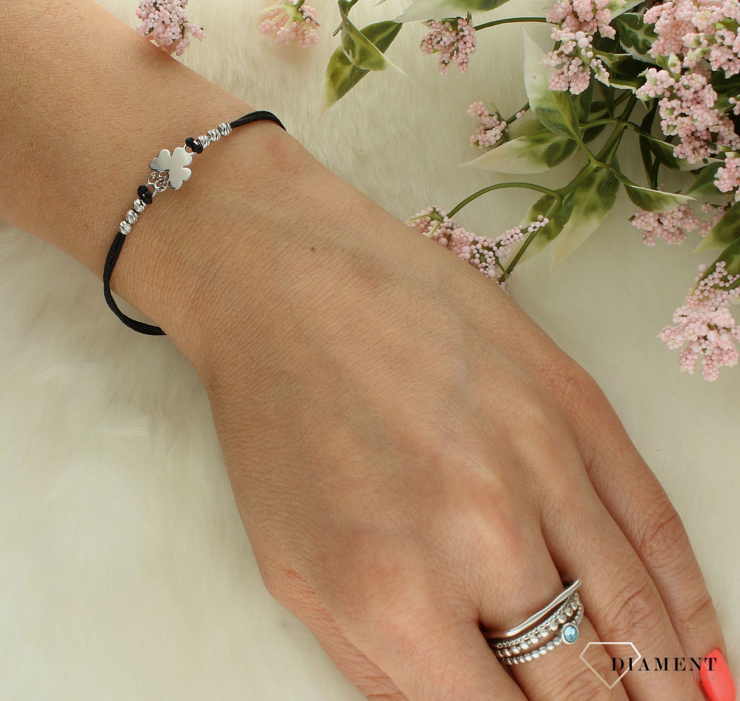 Srebrna bransoletka na czarnym sznurku z koniczynką DIA-BRA-11768-925 (2).jpg