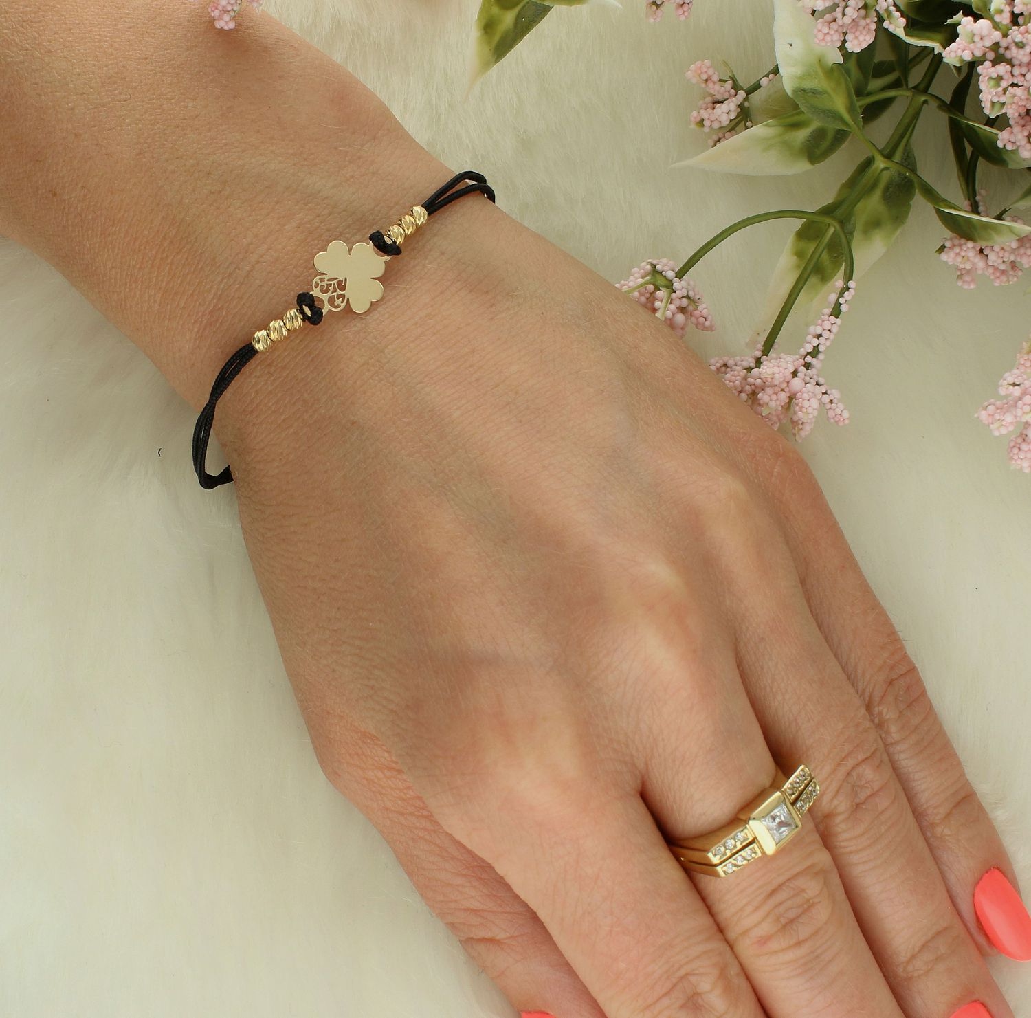 Srebrna bransoletka na czarnym sznurku z pozłacaną koniczynką DIA-BRA-11768Z-925 (2).jpg