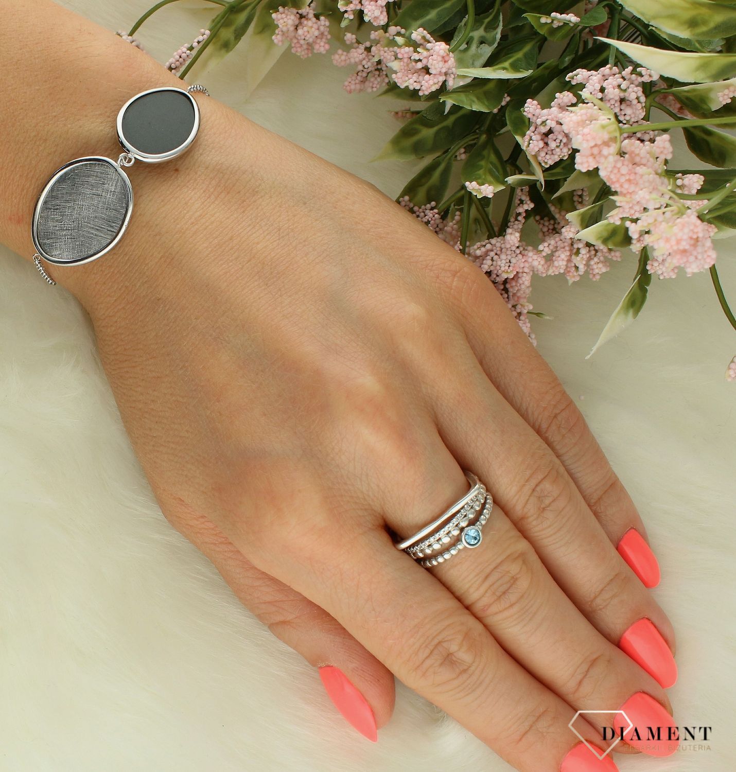 Srebrna bransoletka damska 925 z czarnym owalnym elementem DIA-BRA-11804-925 (2).jpg