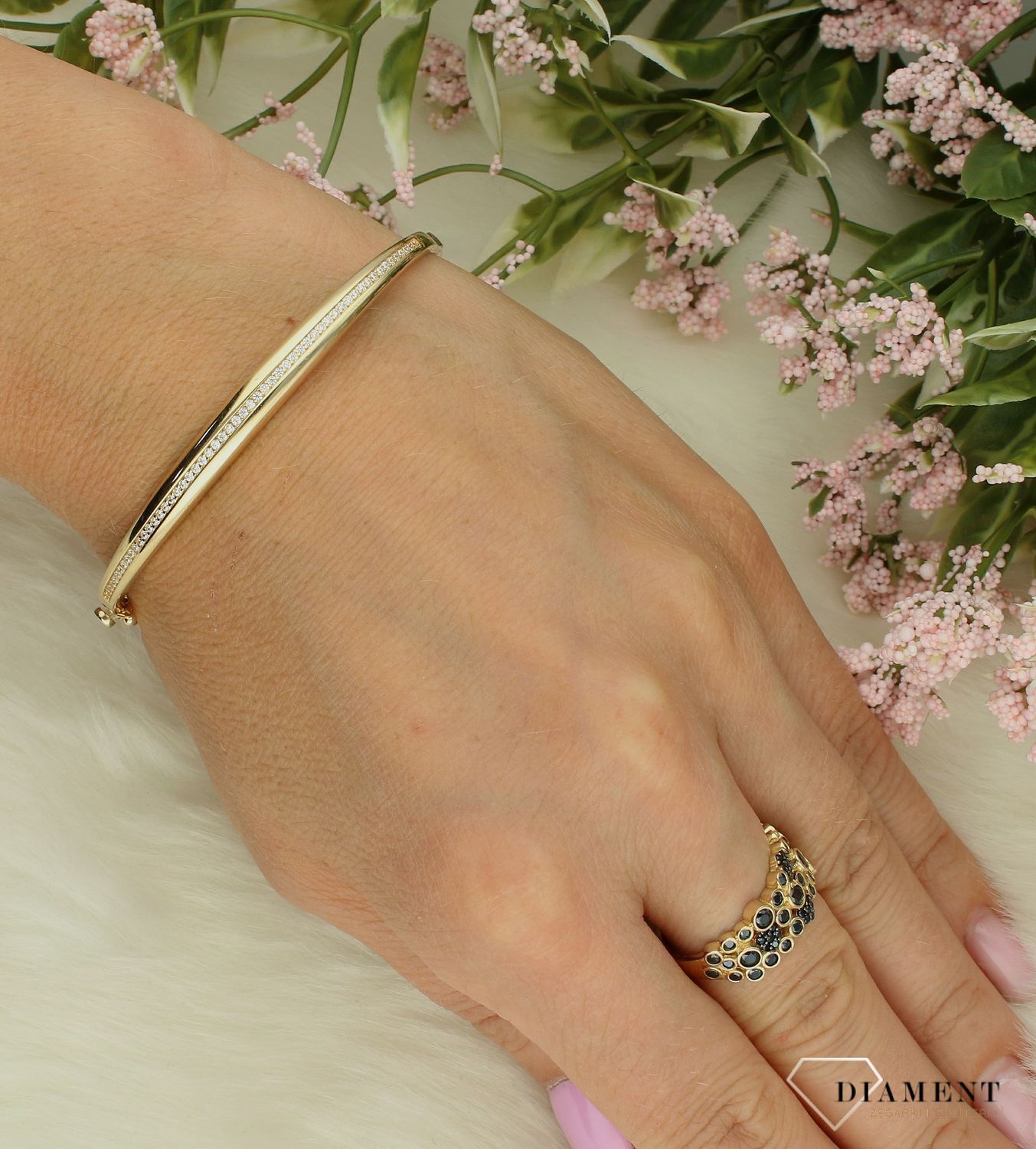 Złota bransoletka damska 585 sztywna z cyrkoniami DIA-BRA-11999-585. Złota bransoletka damska. Złota bransoletka próby 585. Bransoletka damska ze złota. Bransoletka złota na prezent. Sztywna złota bransoletka (2).jpg