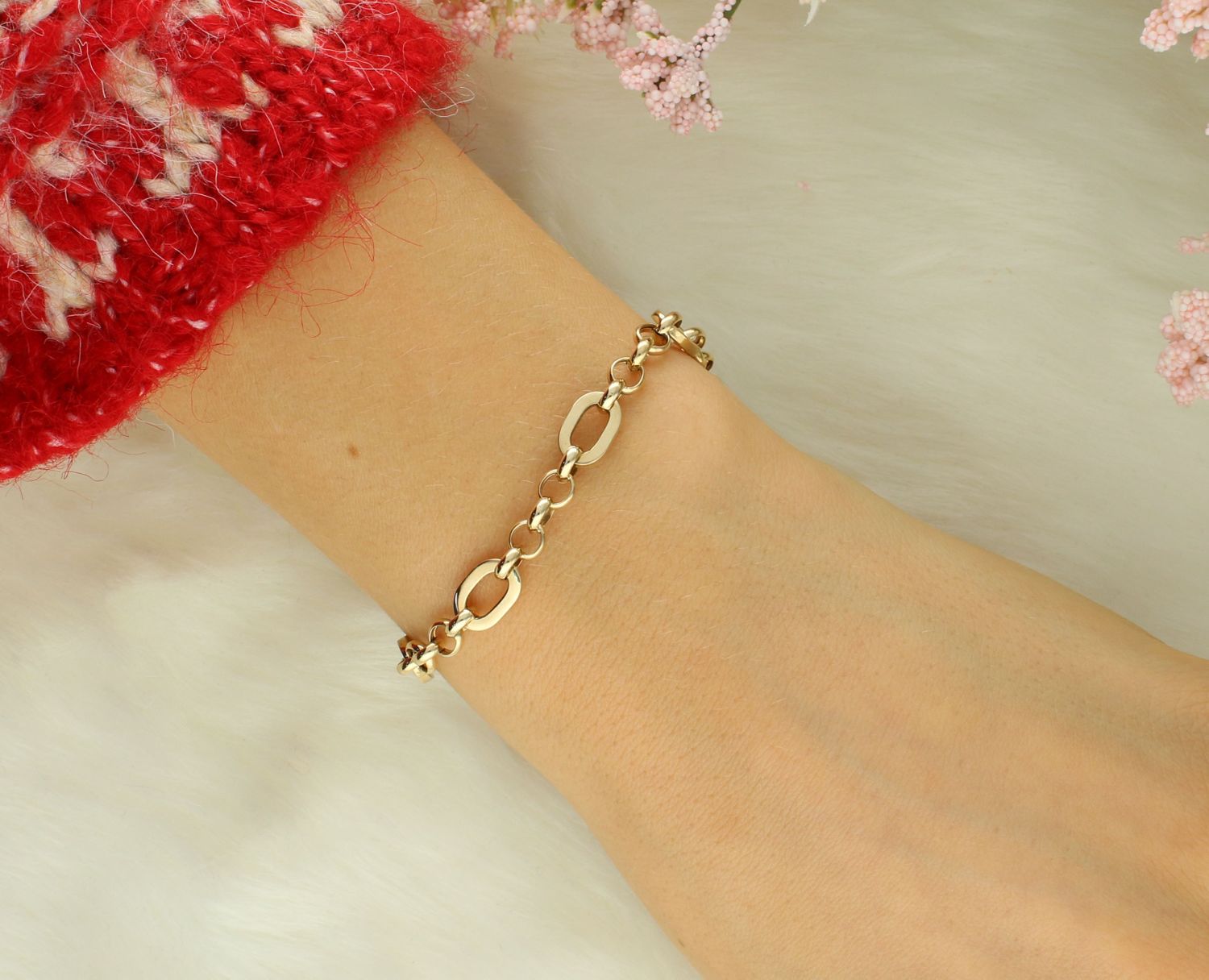 Złota bransoletka damska 585 DIA-BRA-12107-585. Złota bransoletka wykonana z 14 karatowego żółtego złota. Bransoletka to idealny pomysł na prezent. Złota biżuteria o oryginalnej formie okrągłych i owalnych ogniw..jpg