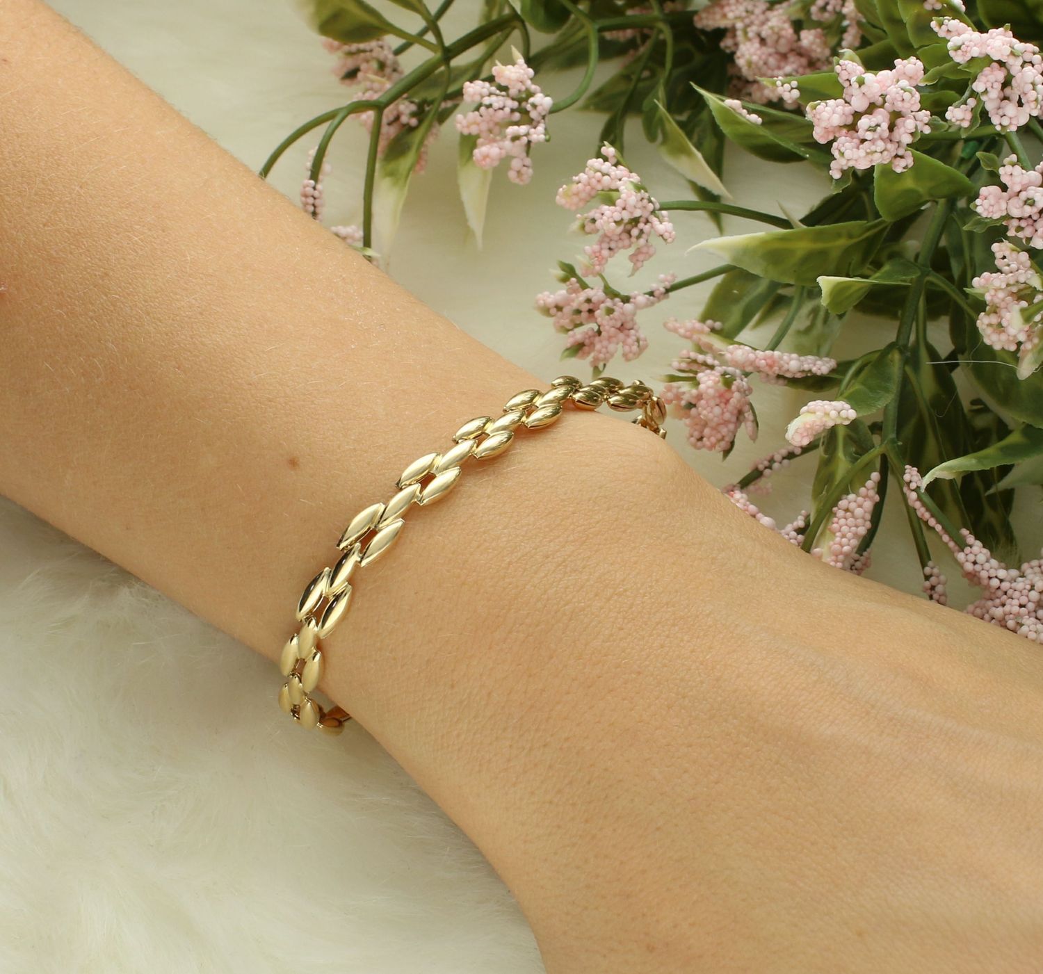 Złota bransoletka wykonana z 14 karatowego żółtego złota. Bransoletka to idealny pomysł na prezent. Złota biżuteria o oryginalnej formie prostokątnych ogniw..jpg