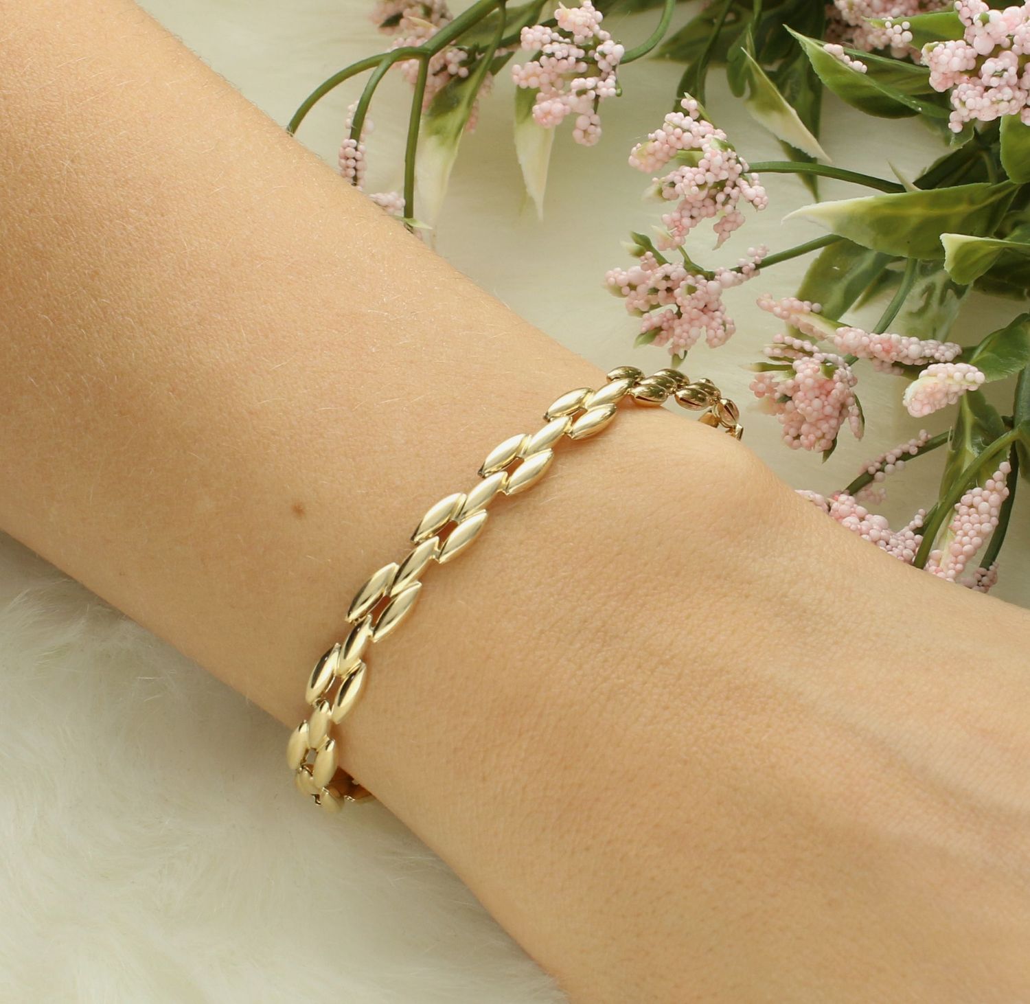 Złota bransoletka wykonana z 14 karatowego żółtego złota. Bransoletka to idealny pomysł na prezent. Złota biżuteria o oryginalnej formie prostokątnych ogniw..jpg