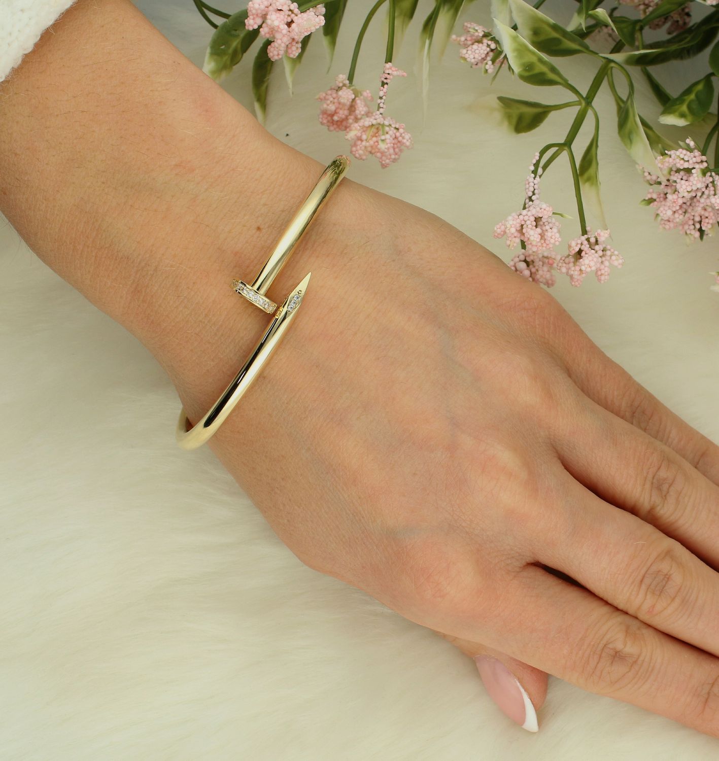 Bransoletka złota próba 585, DIA-BRA-12183-585 gwóźdź Złota bransoletka wykonana z 14 karatowego żółtego złota. Bransoletka to idealny pomysł na prezent. Złota bransoletka sztywna w formie gwoździa ozdobionego z cyrkoniami..jpg