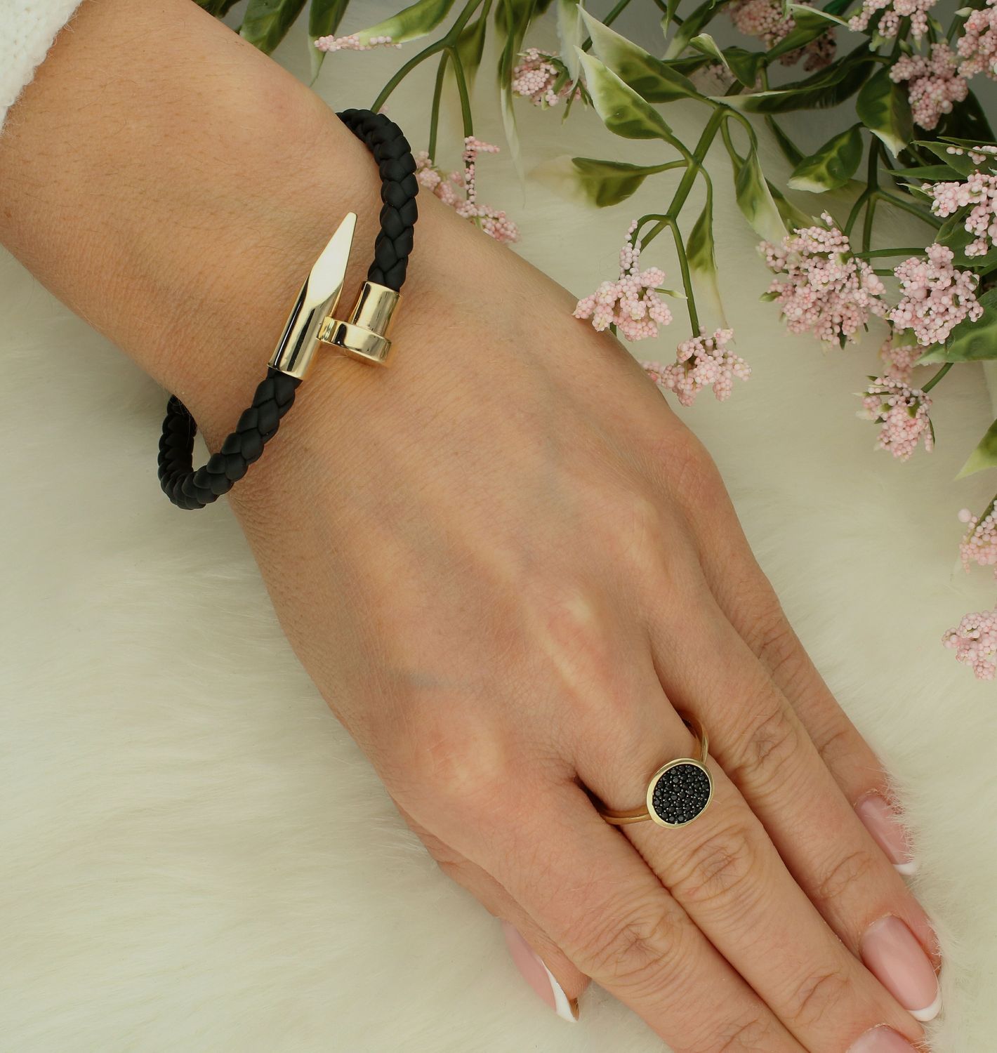 Bransoletka złota rzemyk gwóźdź próba 585, DIA-BRA-12186-585 Złota bransoletka wykonana z 14 karatowego żółtego złota. Bransoletka to idealny pomysł na prezent. Czarny rzemyk ozdobiony złotym gwoździem. 1.jpg