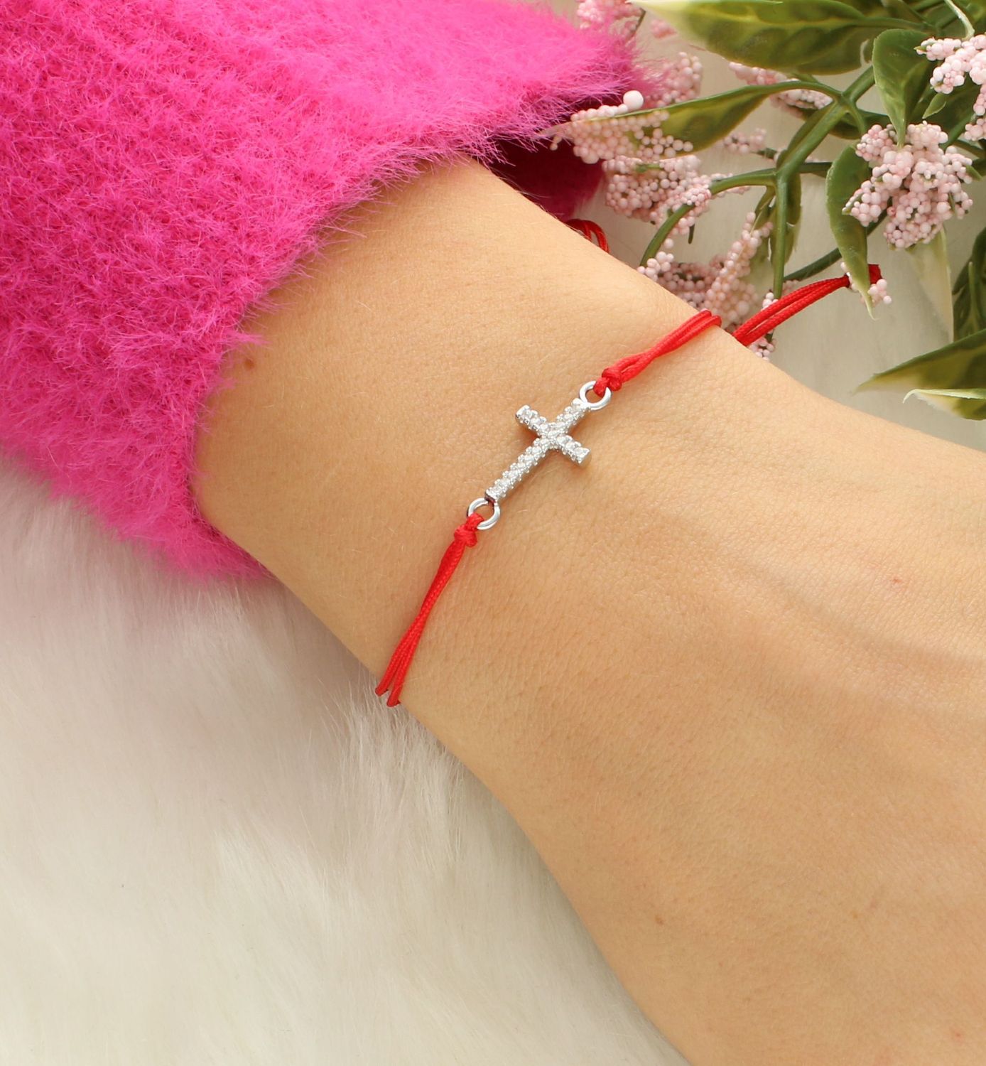 Bransoletka na sznureczku krzyżyk z cyrkoniami próba 925, DIA-BRA-12311-925 Bransoletka krzyż z cyrkoniami wykonana ze sznureczka w czerwonym kolorze i kuleczkami wykonanymi ze srebra próby 9251.jpg