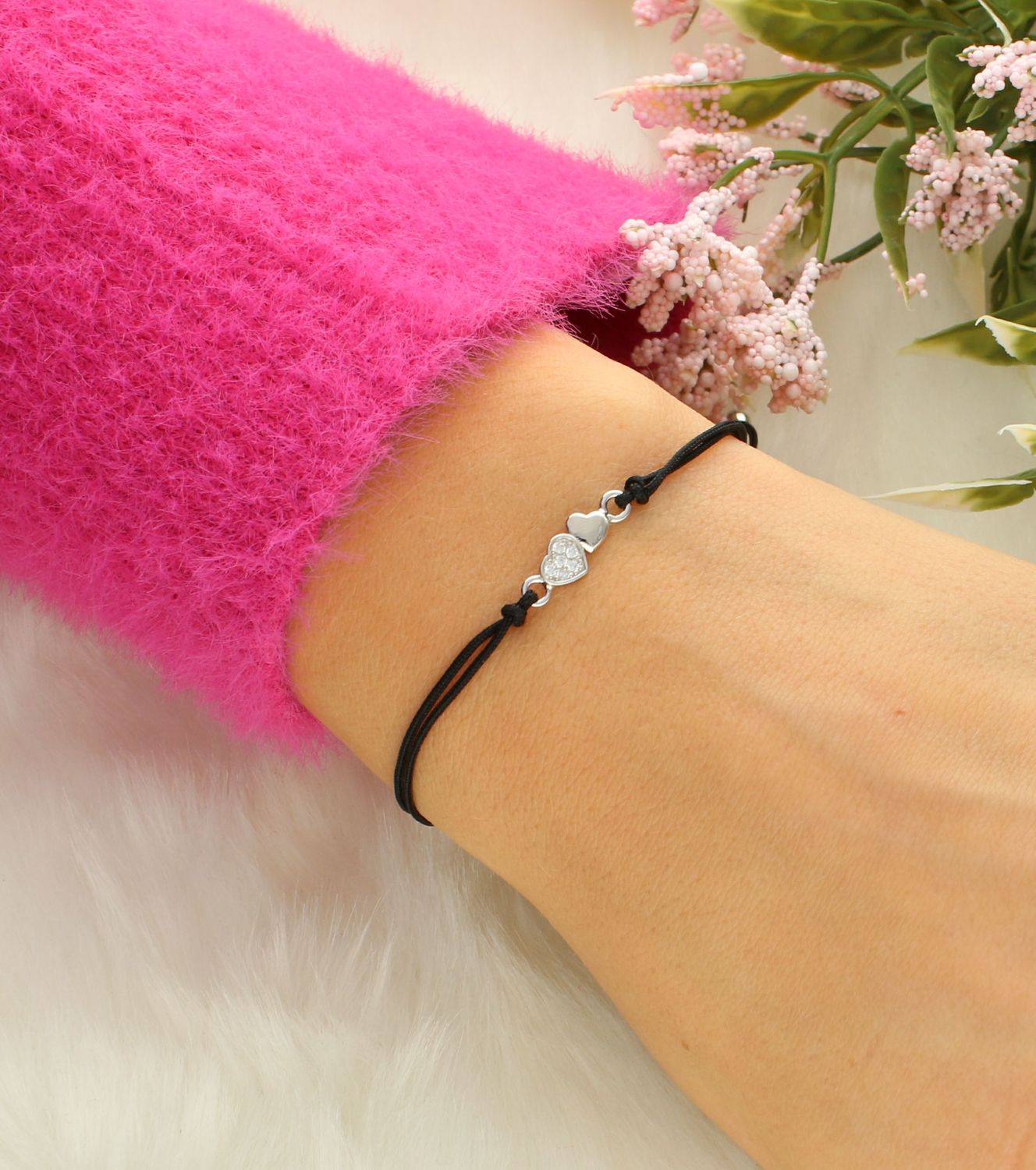 Bransoletka na sznureczku serce z cyrkoniami próba 925, DIA-BRA-12312-925 Bransoletka serce z cyrkoniami wykonana ze sznureczka w czarnym kolorze i kuleczkami wykonanymi ze srebra 2.jpg