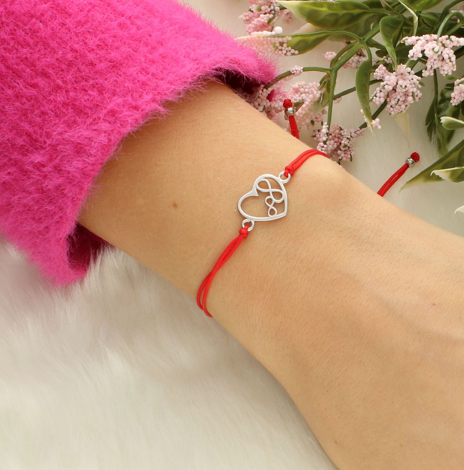 Bransoletka na sznureczku serce 925, DIA-BRA-12313-925 Bransoletka serce wykonana ze sznureczka w czerwonym kolorze i kuleczkami wykonanymi ze srebra próby 925. Idealny pomysł na prezent dla każdej kobiety.2.jpg