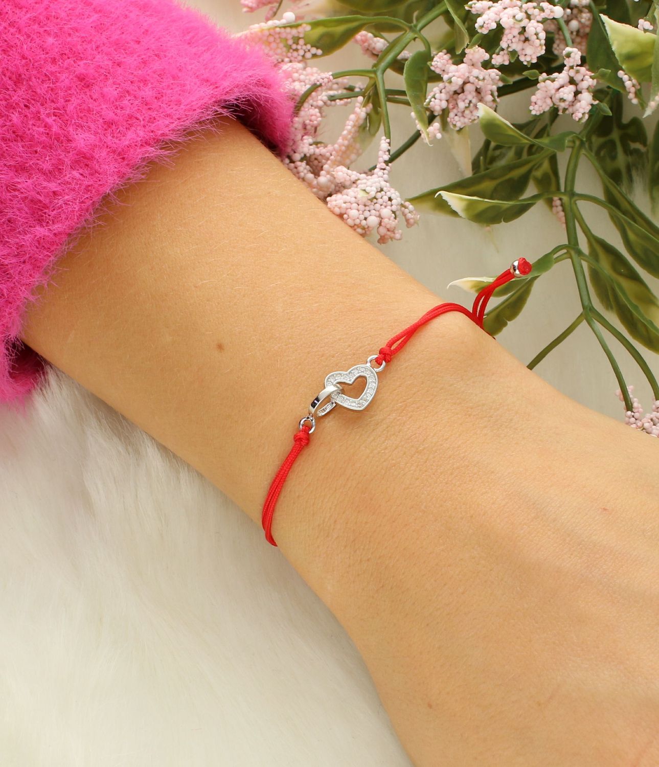 Bransoletka na sznureczku serce z cyrkoniami próba 925, DIA-BRA-12314-925 Bransoletka serce z cyrkoniami wykonana ze sznureczka w czerwonym kolorze i kuleczkami wykonanymi ze srebra próby 925..jpg