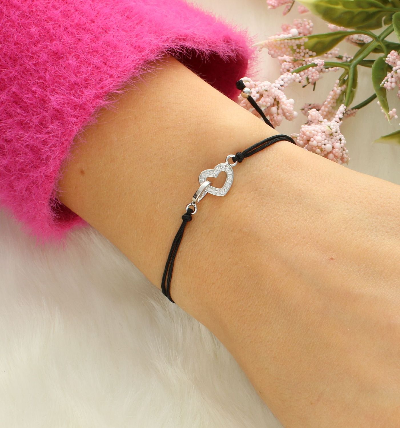 Bransoletka na sznureczku serce 925, DIA-BRA-12316-925 Bransoletka serce wykonana ze sznureczka w czarnym kolorze i kuleczkami wykonanymi ze srebra próby 925. 2.jpg