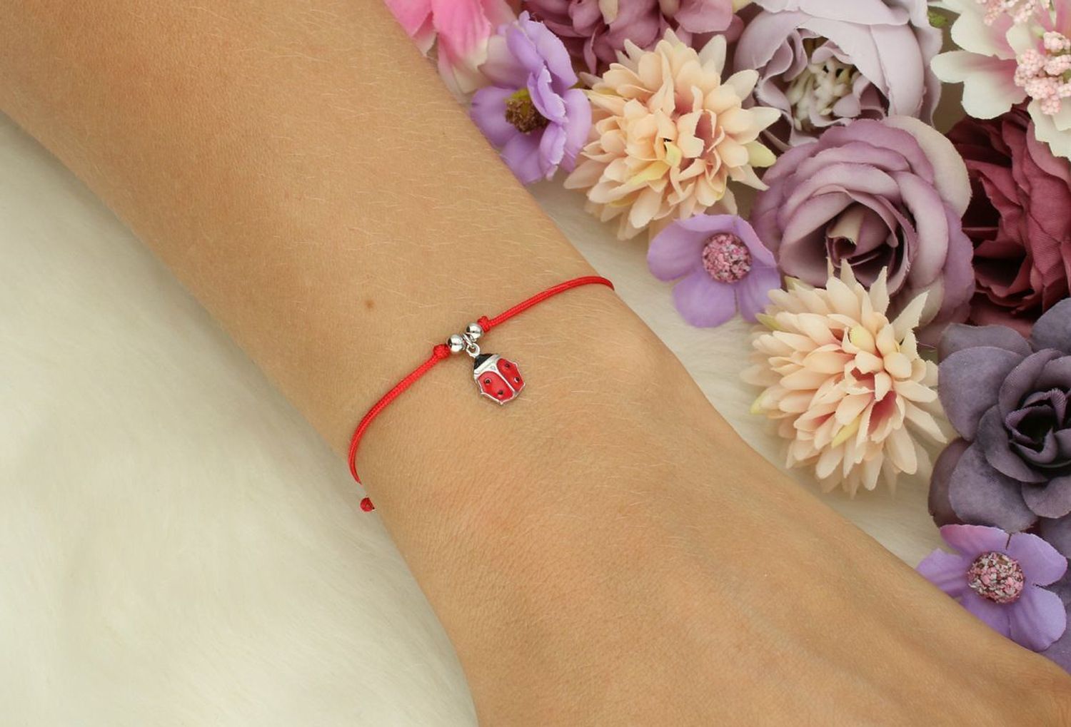 Bransoletka dziecięca ze srebra 925 z czerwoną nitką i zawieszką biedronką z emalią (7x7 mm). Zapięcie ściągane, model DIA-BRA-12323-925 – urocza i bezpieczna biżuteria dla dziecka.1.jpg