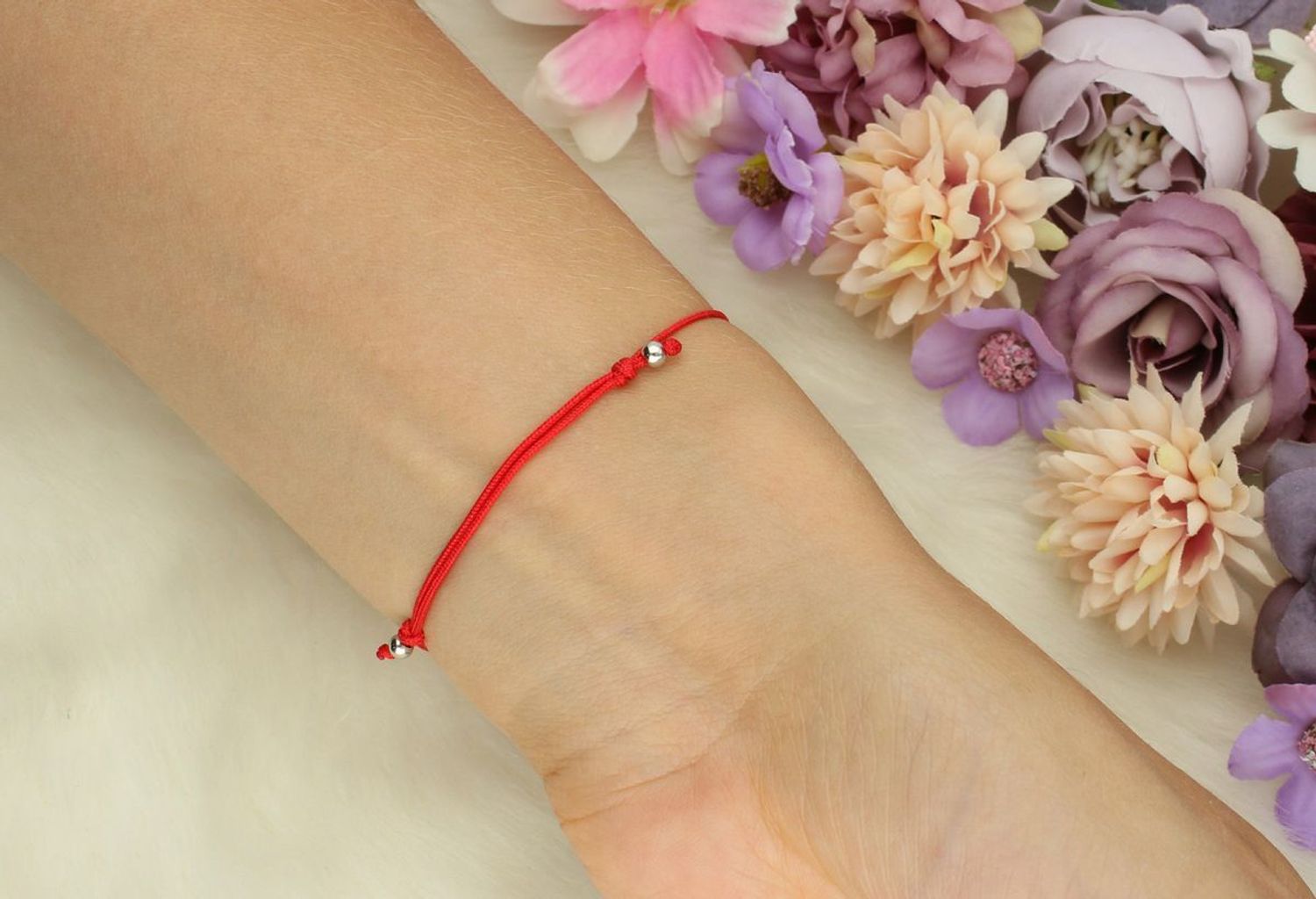 Bransoletka dziecięca ze srebra 925 z czerwoną nitką i zawieszką biedronką z emalią (7x7 mm). Zapięcie ściągane, model DIA-BRA-12323-925 – urocza i bezpieczna biżuteria dla dziecka.1.jpg