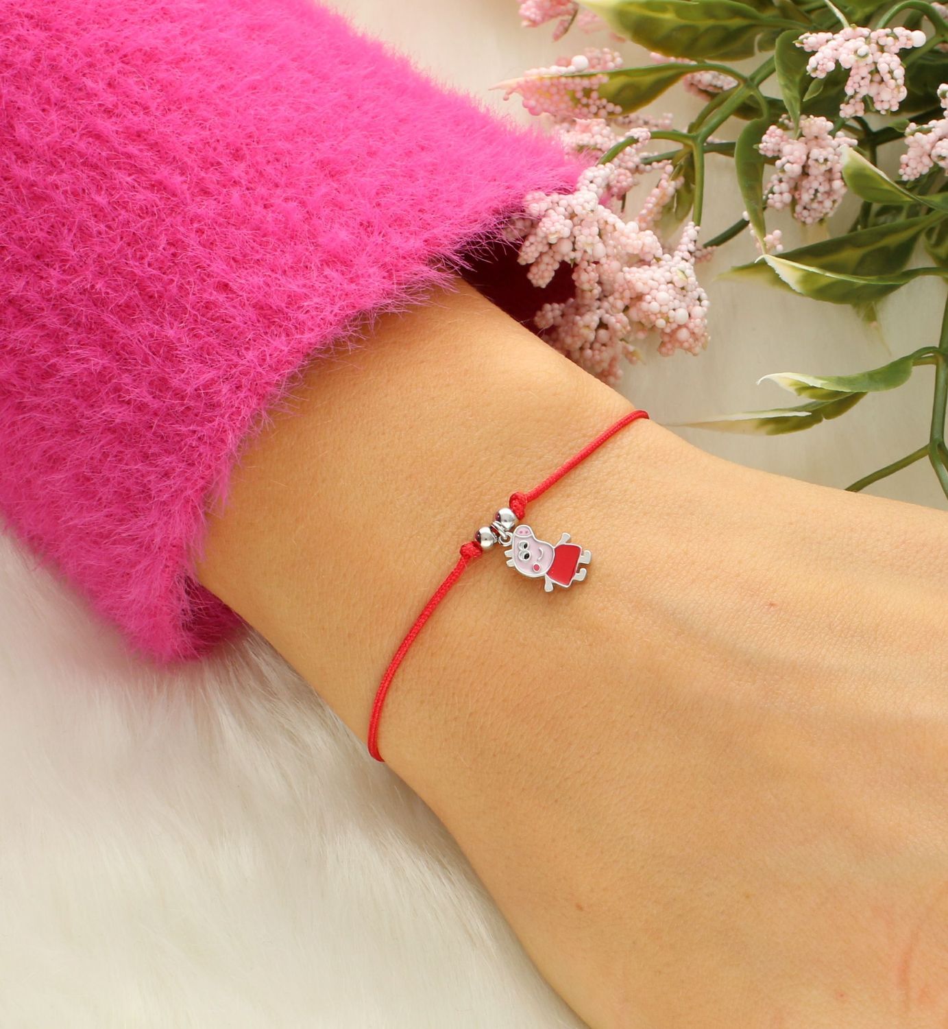 Bransoletka srebrna na sznureczku świnka pepe próba 925, DIA-BRA-12324-925 Bransoletka sznurek z świnką pepe. Dla małej księżniczki i każdej z nas. Minimalistyczna w formie bransoleta na czerwonym sznureczku, zachwyci te.jpg