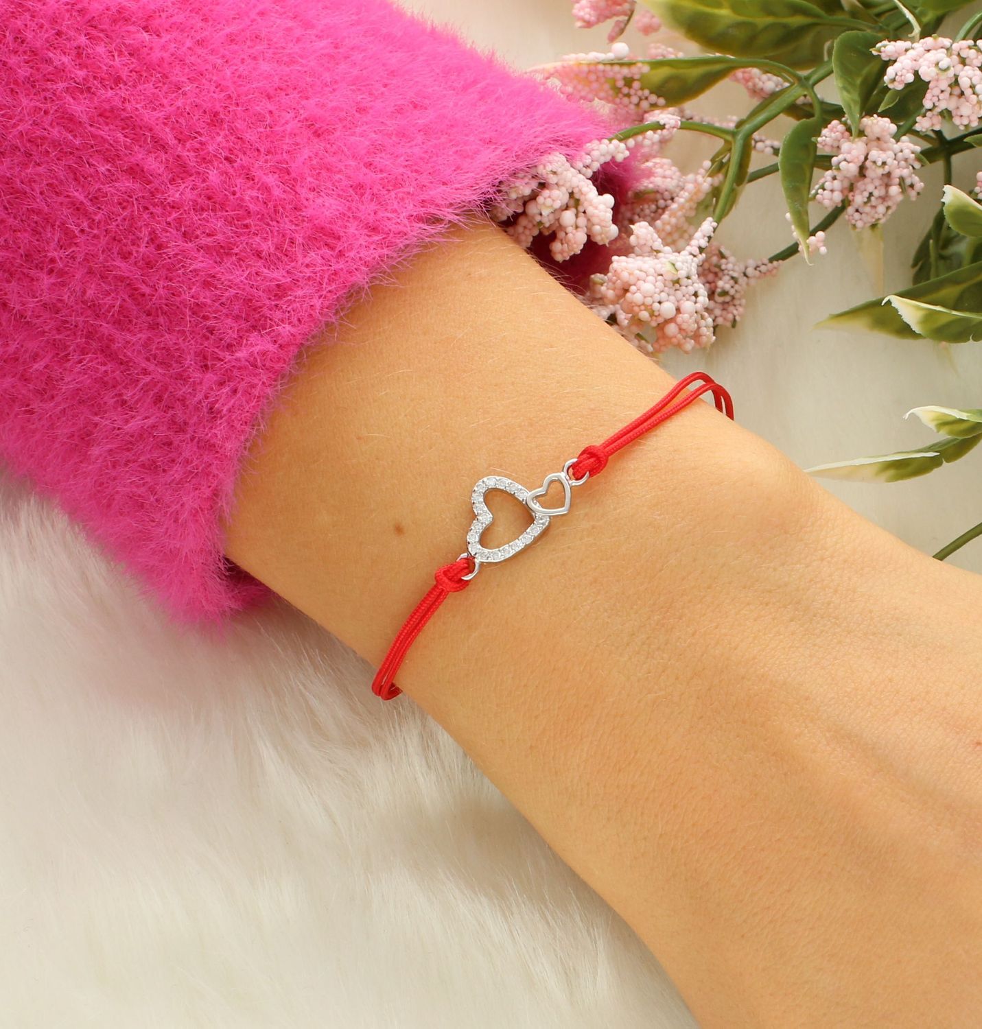 Bransoletka na sznureczku srebrna próba 925, DIA-BRA-12326-925 Bransoletka serce z cyrkoniami wykonana ze sznureczka w czerwonym kolorze ze srebra próby 925. Idealny pomysł na prezent dla każdej kobiety..jpg