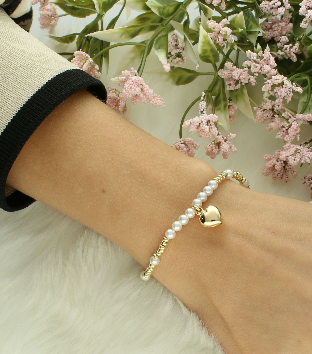 Bransoletka damska perły z wiszącym serduszkiem próba 925, DIA-BRA-12343-925 Elegancka i nowoczesna bransoletka z perłami. Perła od wieków zachwyca elegancją i ponadczasowym pięknem. Bransoletka z perłą  to ni.jpg