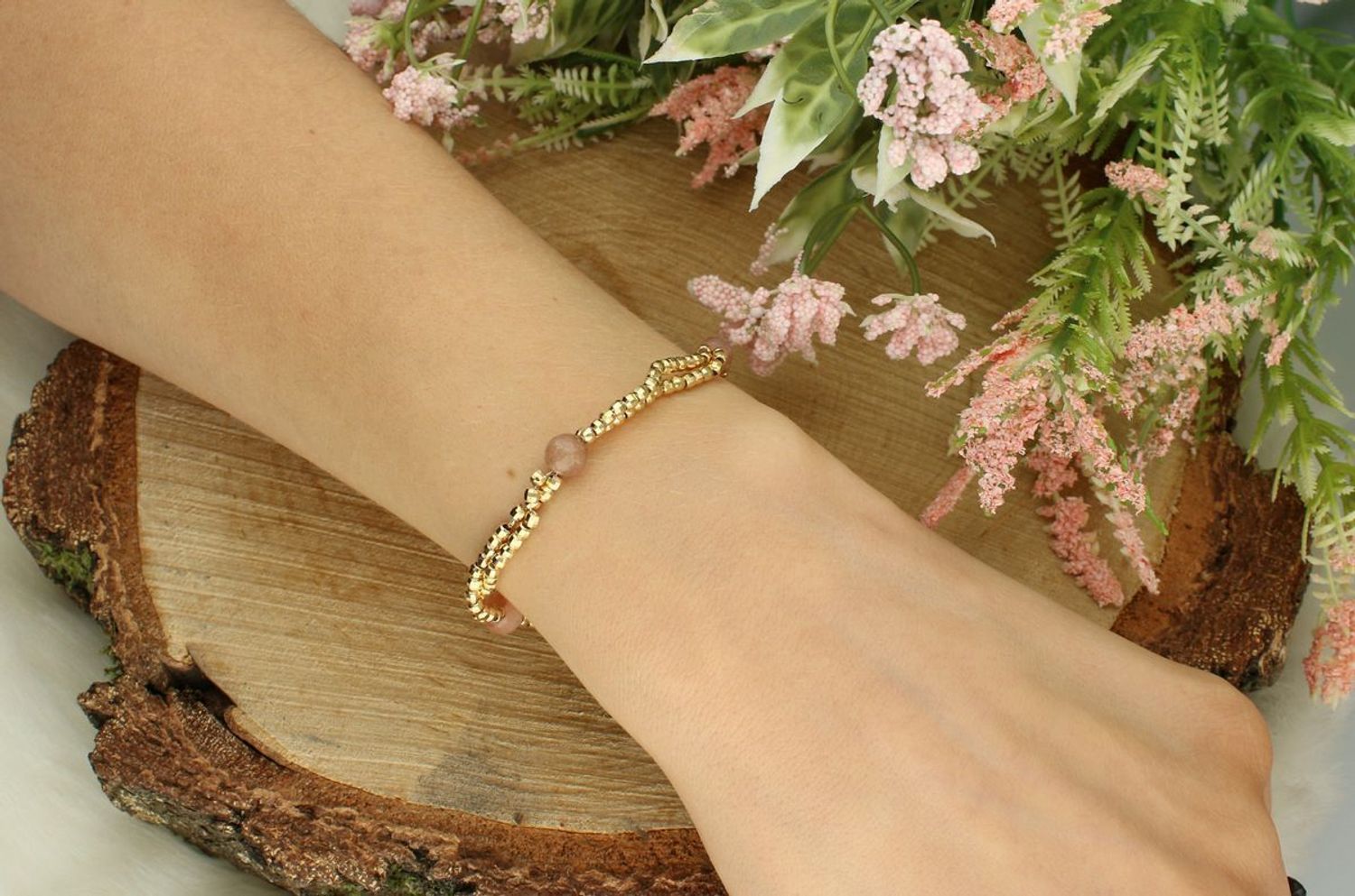 Pozłacana srebrna bransoletka damska z podwójnym łańcuszkiem i łososiowymi kuleczkami – srebro 925, regulacja.jpg