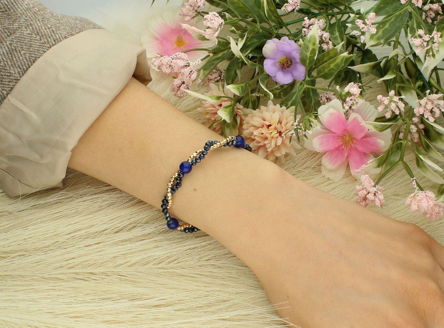 Elegancka bransoletka z ciemnych i pozłacanych młotkowanych koralików, z granatowymi akcentami. Regulowana długość 17,5–20 cm, zapięcie na karabińczyk.1.jpg