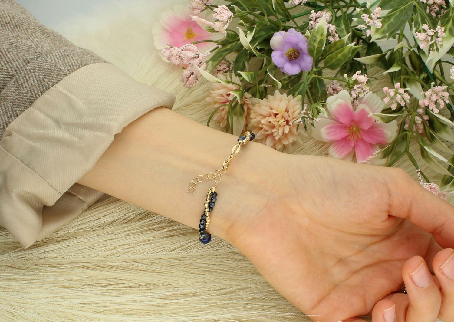 Elegancka bransoletka z ciemnych i pozłacanych młotkowanych koralików, z granatowymi akcentami. Regulowana długość 17,5–20 cm, zapięcie na karabińczyk.1.jpg