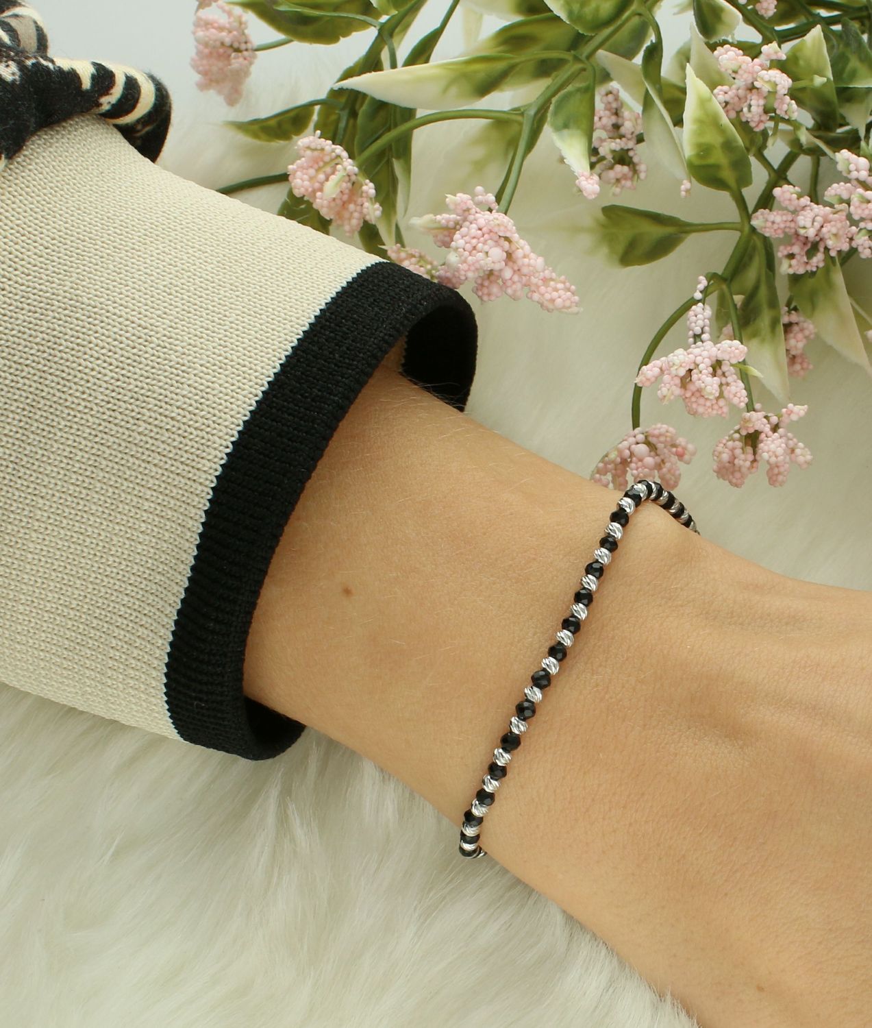 Srebrna bransoletka damska 925 czarno-srebrne kulki DIA-BRA-12364-925. Bransoletka wykonana z najwyższej jakości srebra. Idealny pomysł na prezent dla każdej kobiety. Bransoletka srebrna.jpg