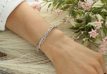 Srebrna bransoletka pleciona z drobnych kuleczek, próba 925. Długość 18+3 cm, szerokość 5 mm. Klasyczna elegancja i solidne wykonanie. Model DIA-BRA-12368-925.2.jpg