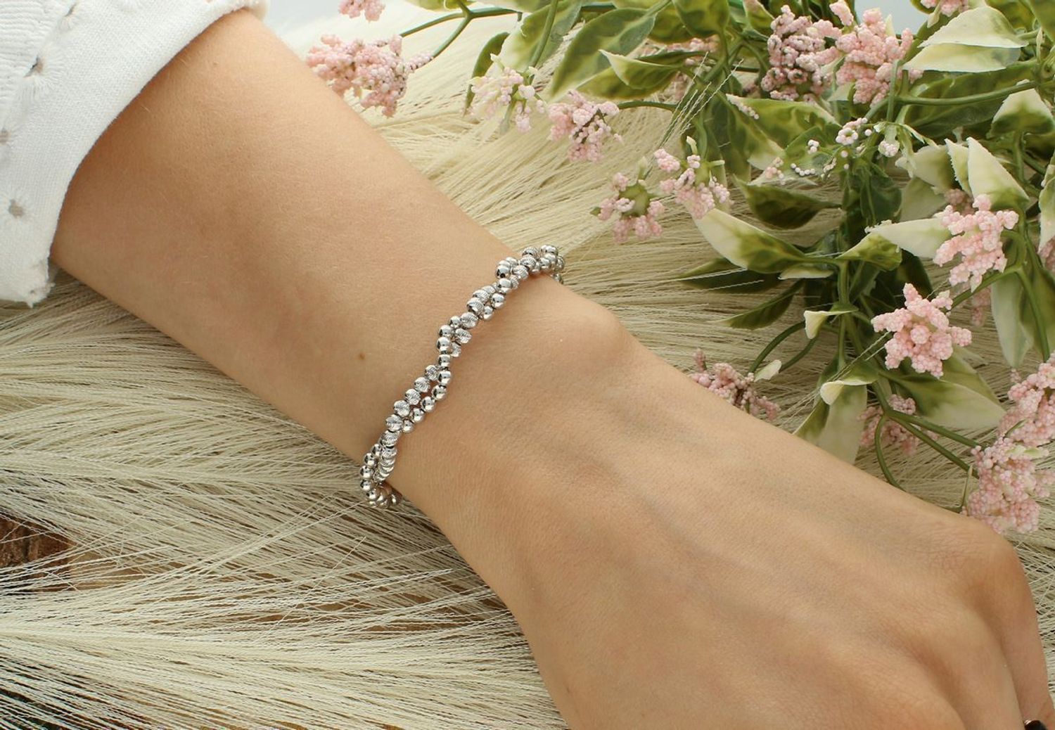 Srebrna bransoletka pleciona z drobnych kuleczek, próba 925. Długość 18+3 cm, szerokość 5 mm. Klasyczna elegancja i solidne wykonanie. Model DIA-BRA-12368-925.1.jpg