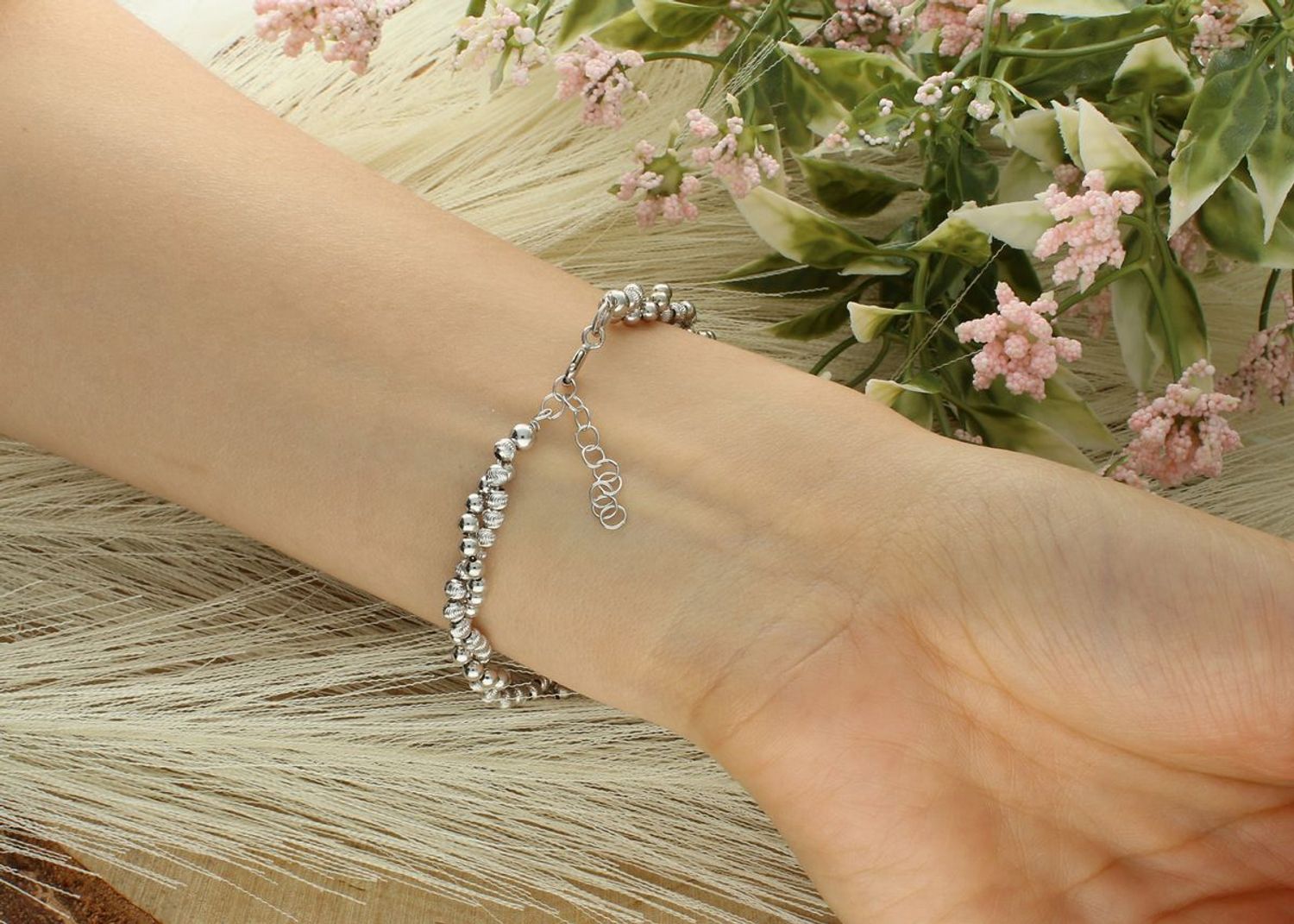 Srebrna bransoletka pleciona z drobnych kuleczek, próba 925. Długość 18+3 cm, szerokość 5 mm. Klasyczna elegancja i solidne wykonanie. Model DIA-BRA-12368-925.1.jpg