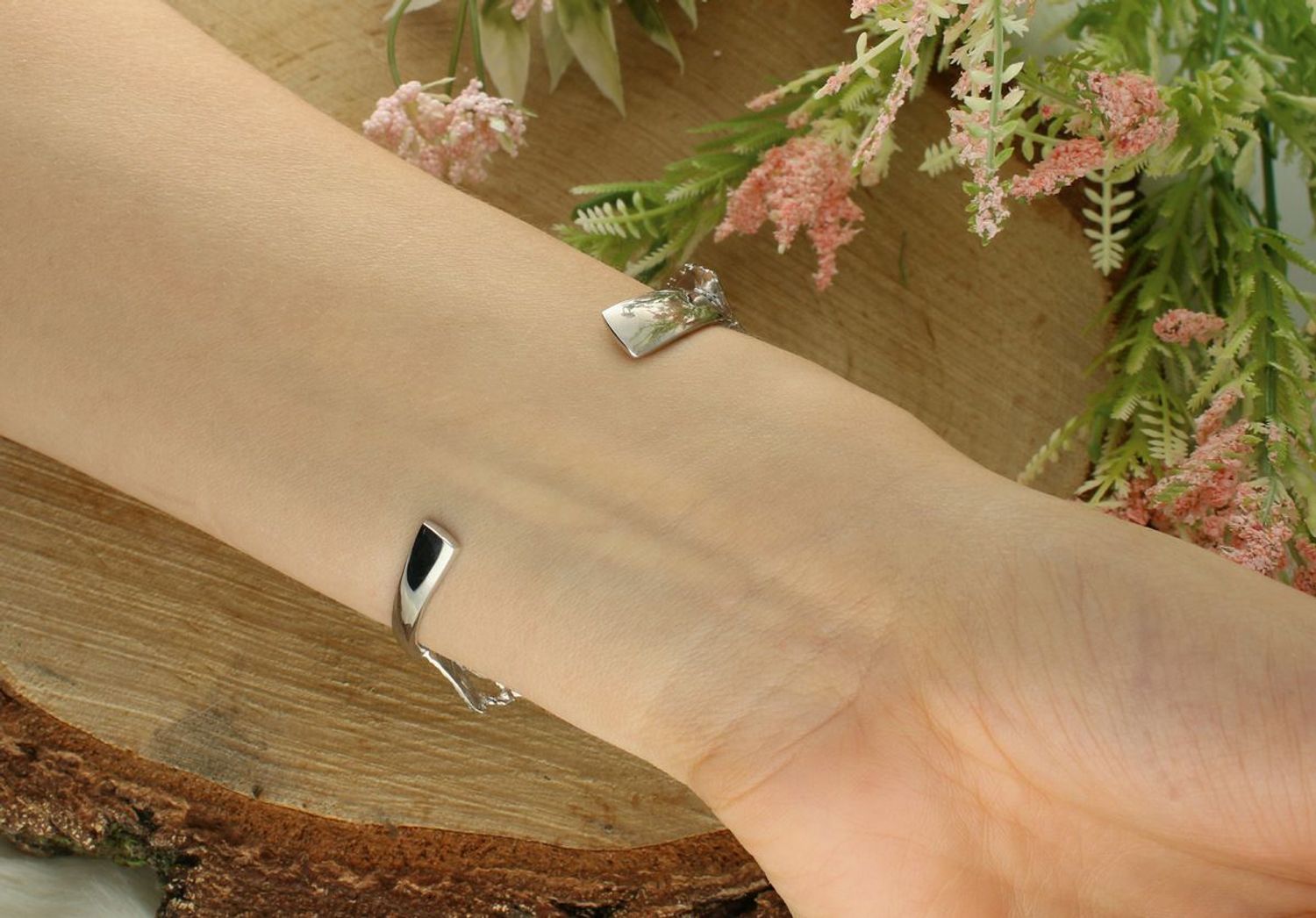 Sztywna srebrna bransoletka damska w kształcie liścia – piaskowana, srebro 925, model DIA-BRA-12380-925.jpg