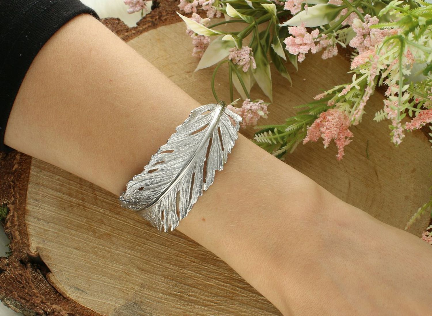 Sztywna srebrna bransoletka damska w kształcie liścia – piaskowana, srebro 925, model DIA-BRA-12380-925.jpg