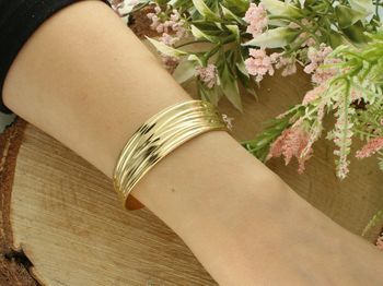 Pozłacana bransoletka damska sztywna ze żłobieniem, model DIA-BRA-12383-925. Srebro próby 925, waga 18,60 g. Stylowy dodatek bez zapięcia – idealny prezent dla kobiety (2).jpg
