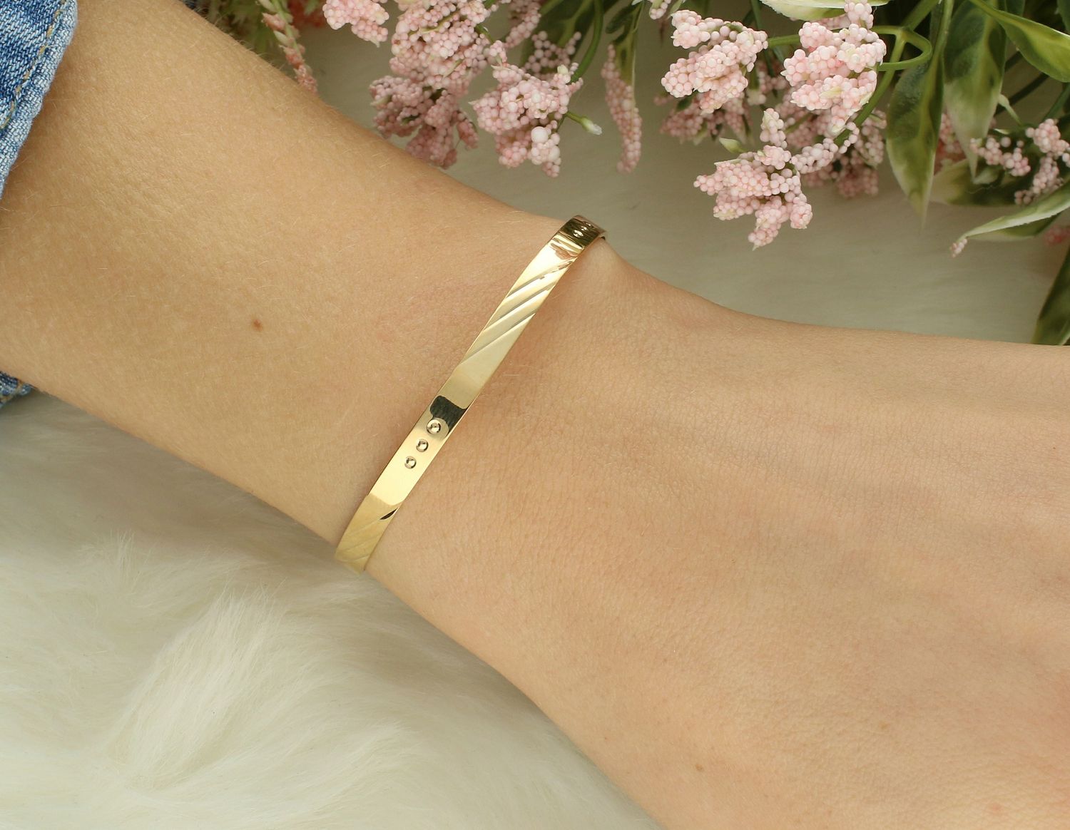 Bransoletka srebrna sztywna pozłacana pr 925 DIA-BRA-12387-925 Bransoletka wykonana z najwyższej jakości srebra. Idealny pomysł na prezent dla każdej kobiety.1.jpg