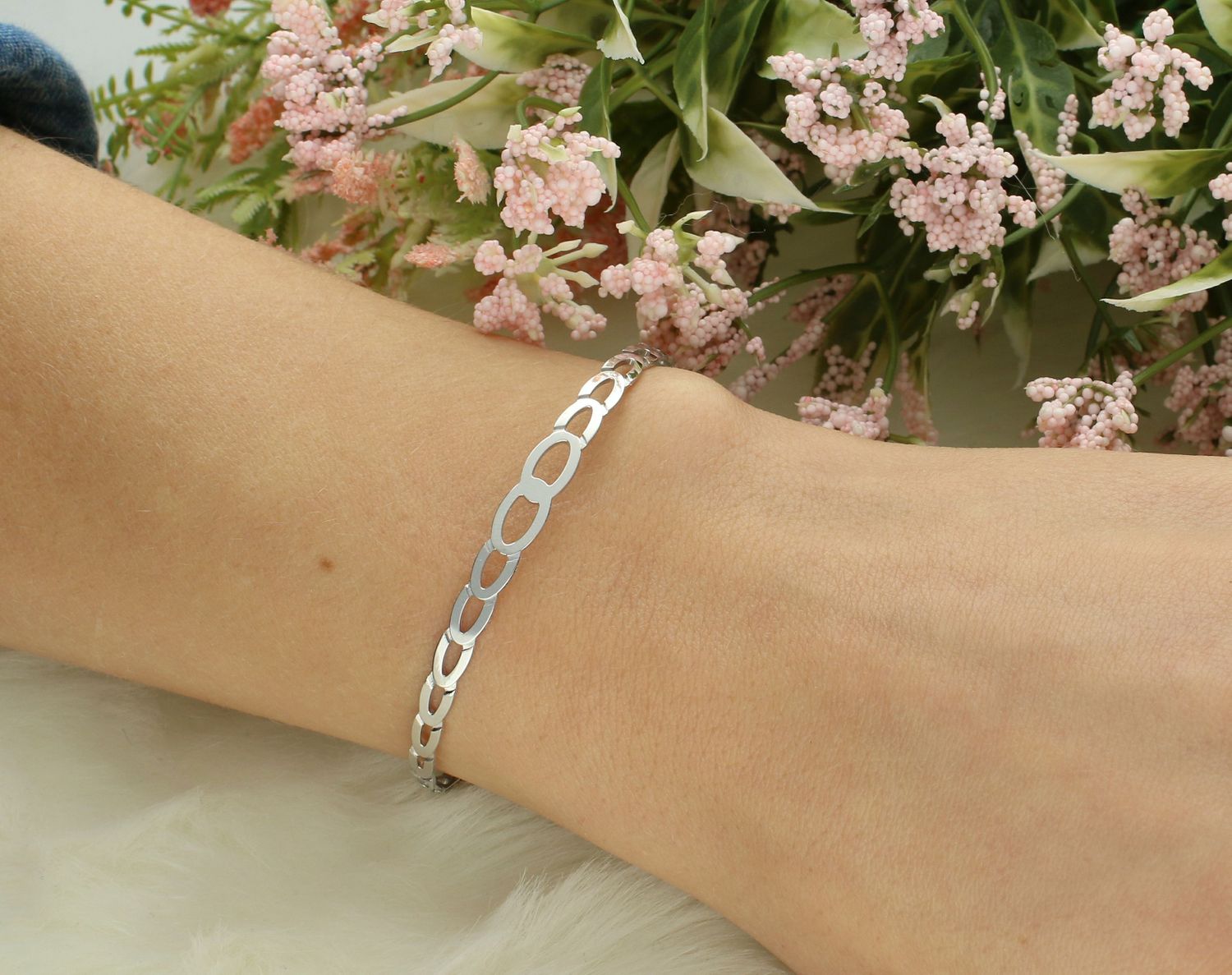 Bransoletka srebrna sztywna pr 925 DIA-BRA-12389-925 Bransoletka wykonana z najwyższej jakości srebra. Idealny pomysł na prezent dla każdej kobiety.1.jpg