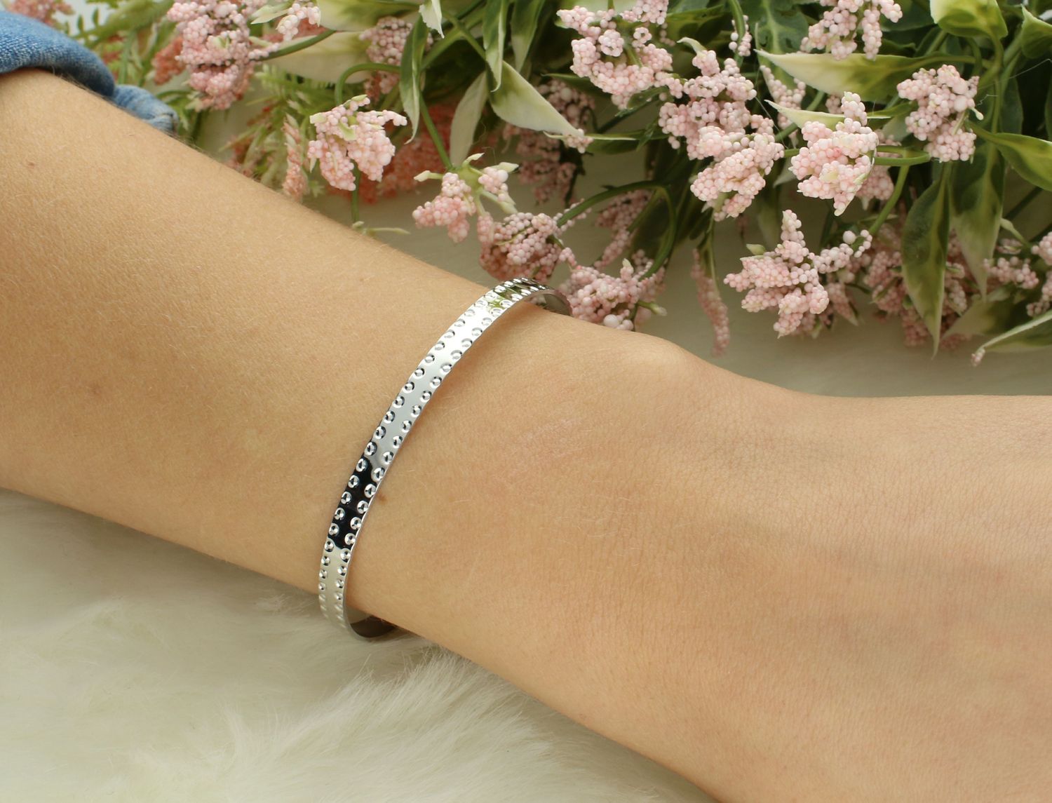 Bransoletka srebrna sztywna pr 925 DIA-BRA-12390-925 Bransoletka wykonana z najwyższej jakości srebra. Idealny pomysł na prezent dla każdej kobiety.1.jpg