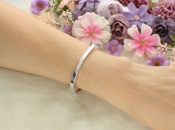 Srebrna bransoletka damska próba 925, owalna, gładka, obwód 17 cm, szerokość 4 mm, waga 7,50 g. Zapięcie na zatrzask, elegancka i trwała biżuteria.2.jpg