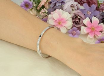 Srebrna bransoletka damska próba 925, owalna, gładka, obwód 17 cm, szerokość 4 mm, waga 7,50 g. Zapięcie na zatrzask, elegancka i trwała biżuteria.3.jpg