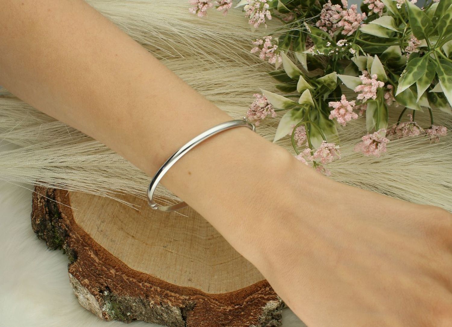 Sztywna bransoletka srebrna Ag 925 o owalnym kształcie, długość 17,5 cm, szerokość 4 mm, zapięcie na zatrzask. Model DIA-BRA-12393-925 – elegancja i wygoda.1.jpg