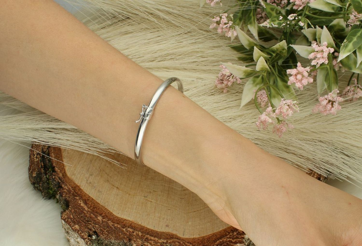 Sztywna bransoletka srebrna Ag 925 o owalnym kształcie, długość 17,5 cm, szerokość 4 mm, zapięcie na zatrzask. Model DIA-BRA-12393-925 – elegancja i wygoda.1.jpg