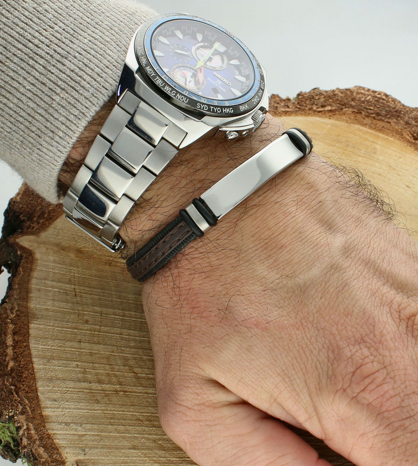 Bransoletka męska skórzana DIA-BRA-12485-STAL Bransoletka wykonana ze skóry oraz ozdobiona stalową blaszką w srebrnym kolorze idealną pod grawer. Idealny pomysł na prezent dla każdego mężczyzny.3.jpg