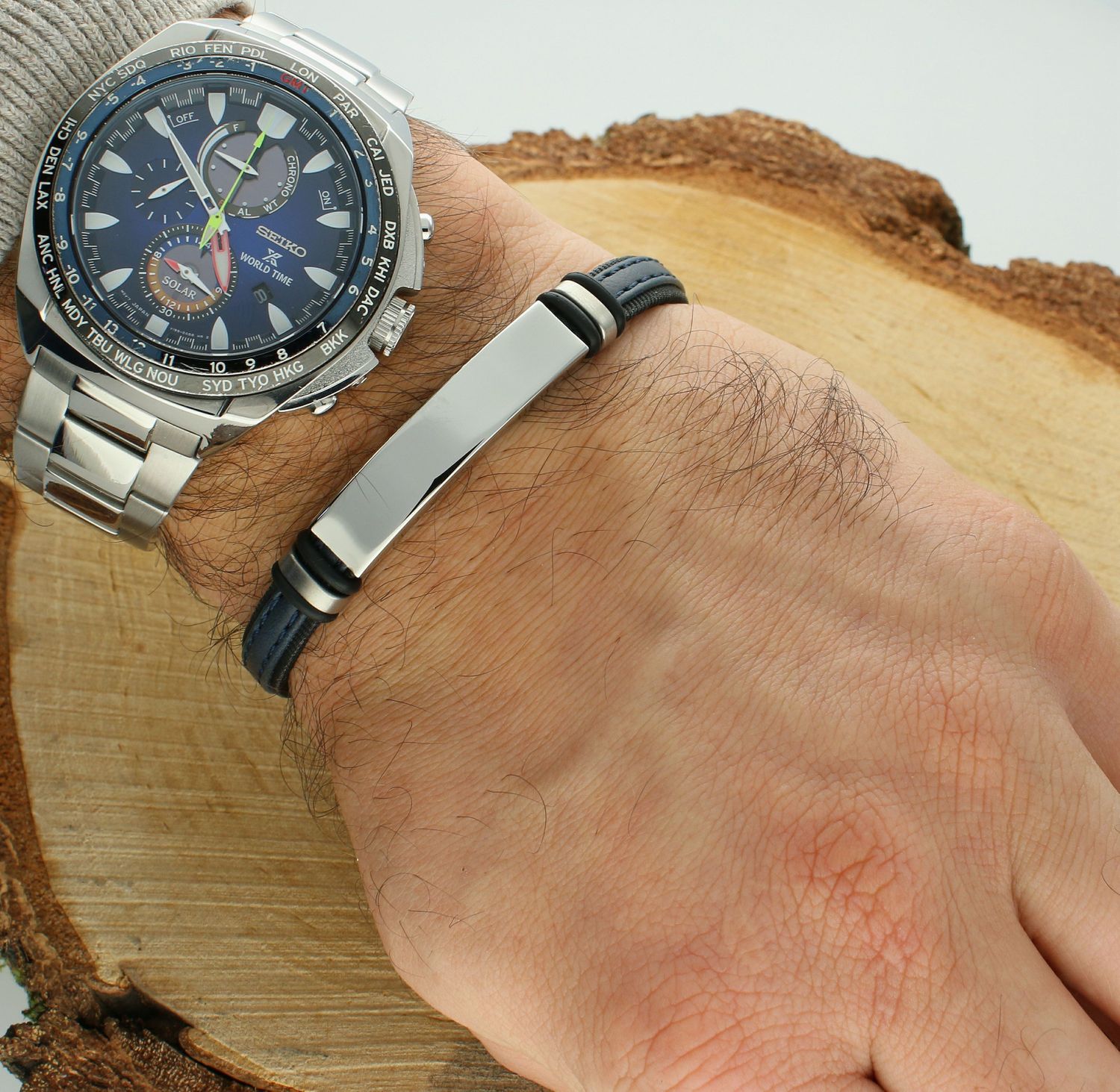 Bransoletka męska skórzana blaszka grawer DIA-BRA-12486-STAL Bransoletka wykonana ze skóry oraz ozdobiona stalową blaszką w srebrnym kolorze idealną pod grawer. Idealny pomysł na prezent dla każdego mężczyzny..jpg