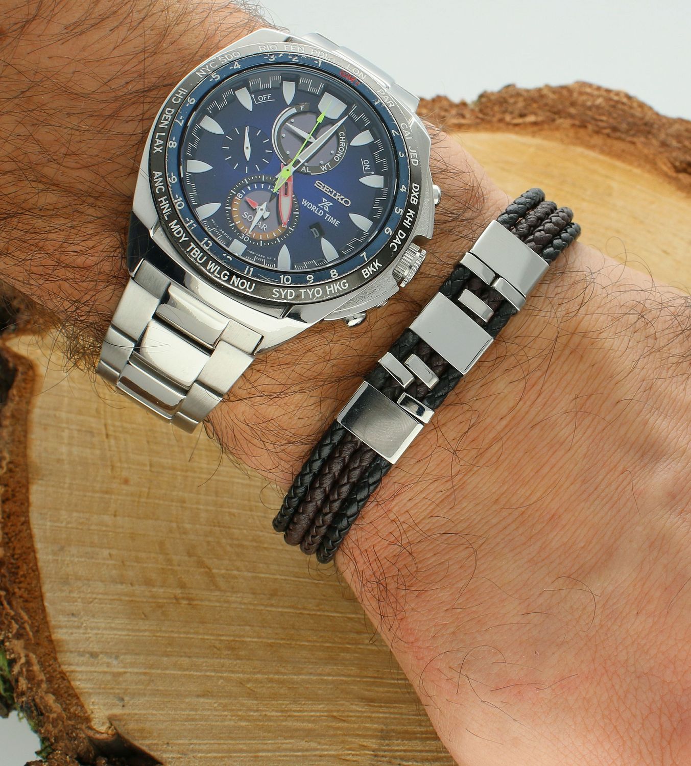 Bransoletka męska skórzana DIA-BRA-12488-STAL  Bransoletka wykonana ze skóry w brązowo czarnym kolorze, ozdobiona blaszkami ze stali szlachetnej. Idealny pomysł na prezent dla każdego 22.jpg