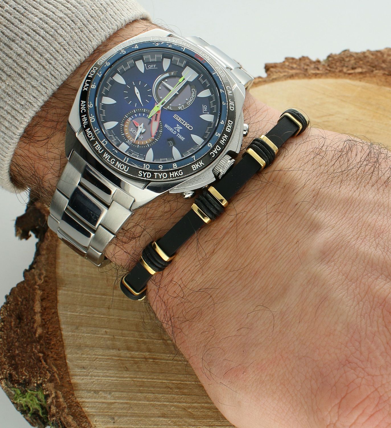 Bransoletka męska kauczuk pozłacane elementy DIA-BRA-12495-STAL Bransoletka w kolorze czarnym wykonana z kauczuku i stali szlachetnej 316L. Czerń pasuje do każdego koloru, tak więc.jpg