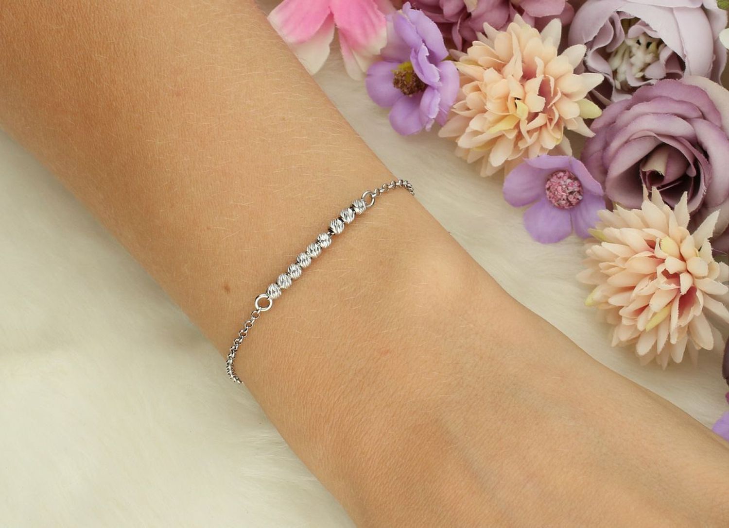 Bransoletka damska srebrna próby 925 z ozdobnymi kuleczkami. Długość 17 + 3 cm, waga 1,80 g, zapięcie na karabińczyk. Model DIA-BRA-12528-925 – subtelna i stylowa ozdoba na każdą okazję.1.jpg