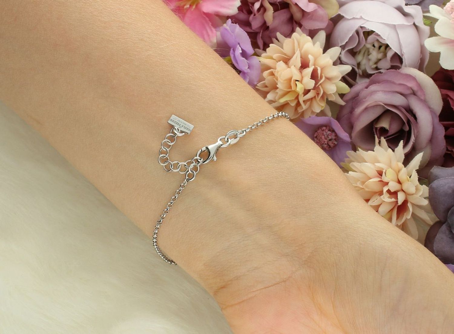 Bransoletka damska srebrna próby 925 z ozdobnymi kuleczkami. Długość 17 + 3 cm, waga 1,80 g, zapięcie na karabińczyk. Model DIA-BRA-12528-925 – subtelna i stylowa ozdoba na każdą okazję.1.jpg