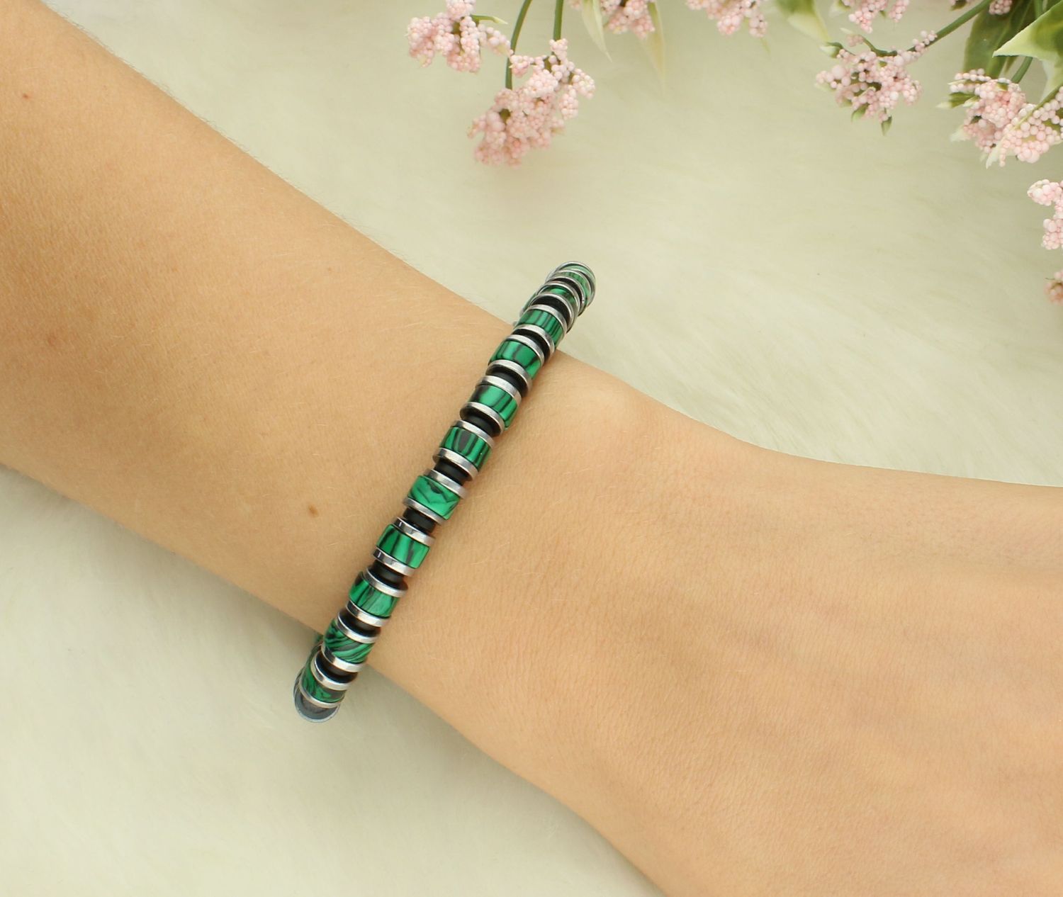 Bransoletka malachit DIA-BRA-12556-INNE Bransoletka na gumce to biżuteria cechująca się oryginalnością i wygodą, która zachwyci każdą kobietę. Oryginalny  pomysł na prezent.1.jpg
