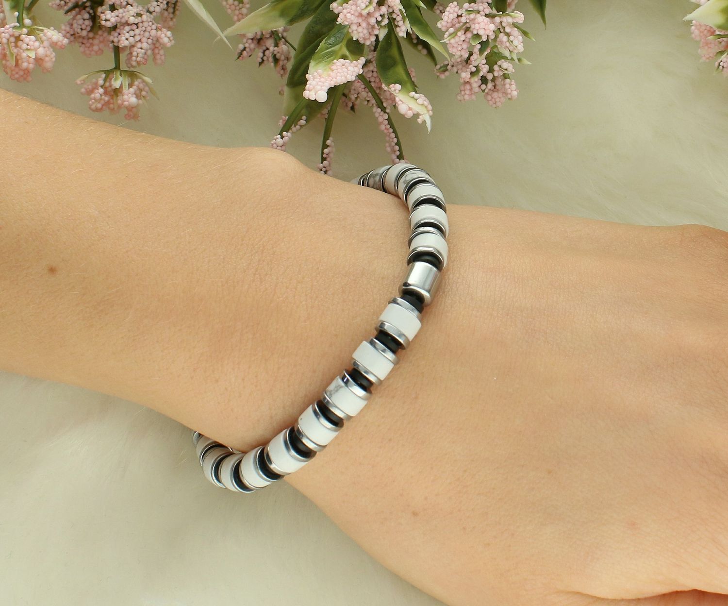 Bransoletka howlit DIA-BRA-12561-INNE Bransoletka na gumce to biżuteria cechująca się oryginalnością i wygodą, która zachwyci każdą kobietę. Oryginalny pomysł na prezent. Elegancka1.jpg