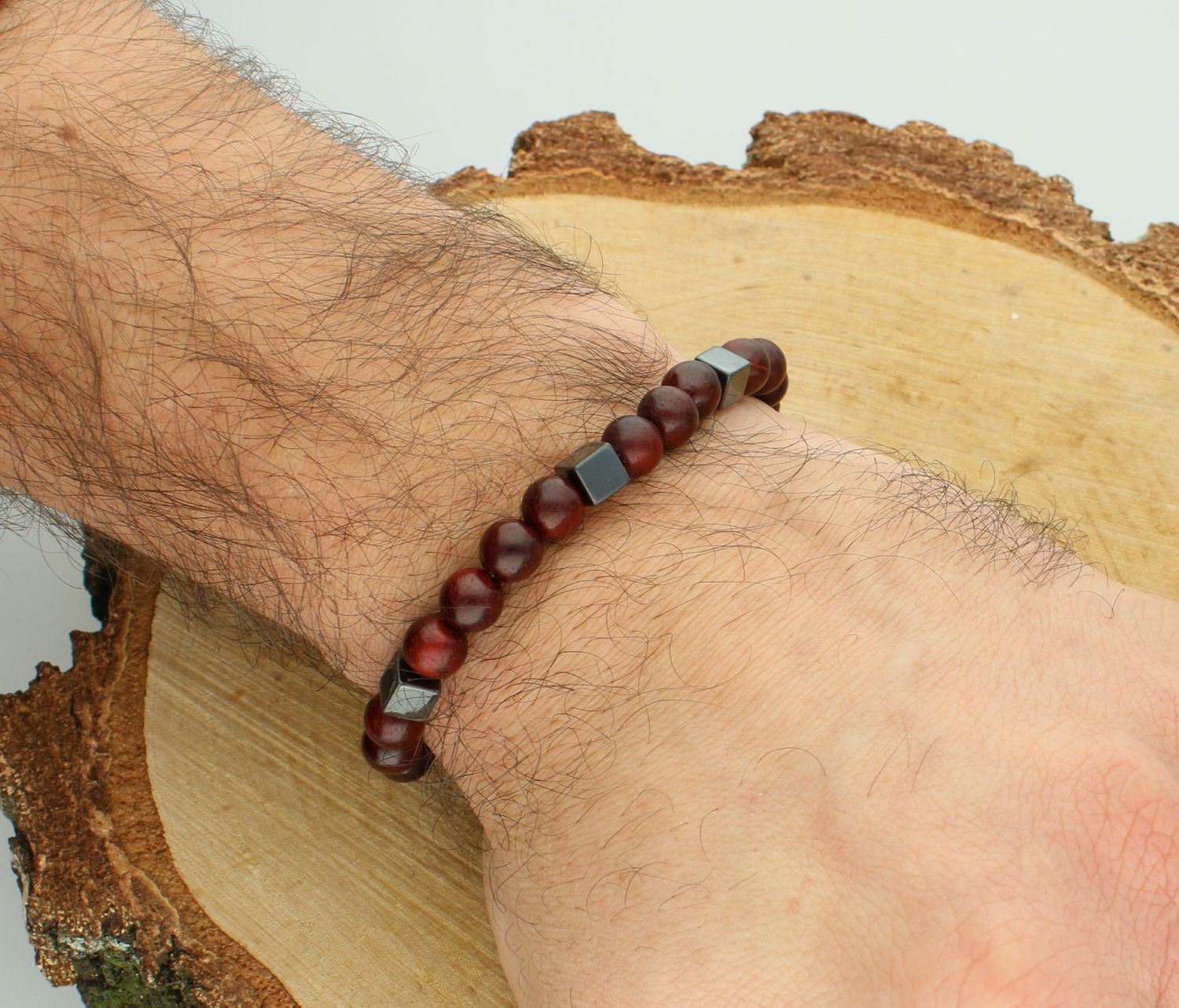 Bransoletka drewno egzotyczne bordowe DIA-BRA-12576-INNE  Bransoletka na gumce to biżuteria cechująca się oryginalnością i wygodą, która zachwyci każdą kobietę. Oryginalny pomysł na11.jpg